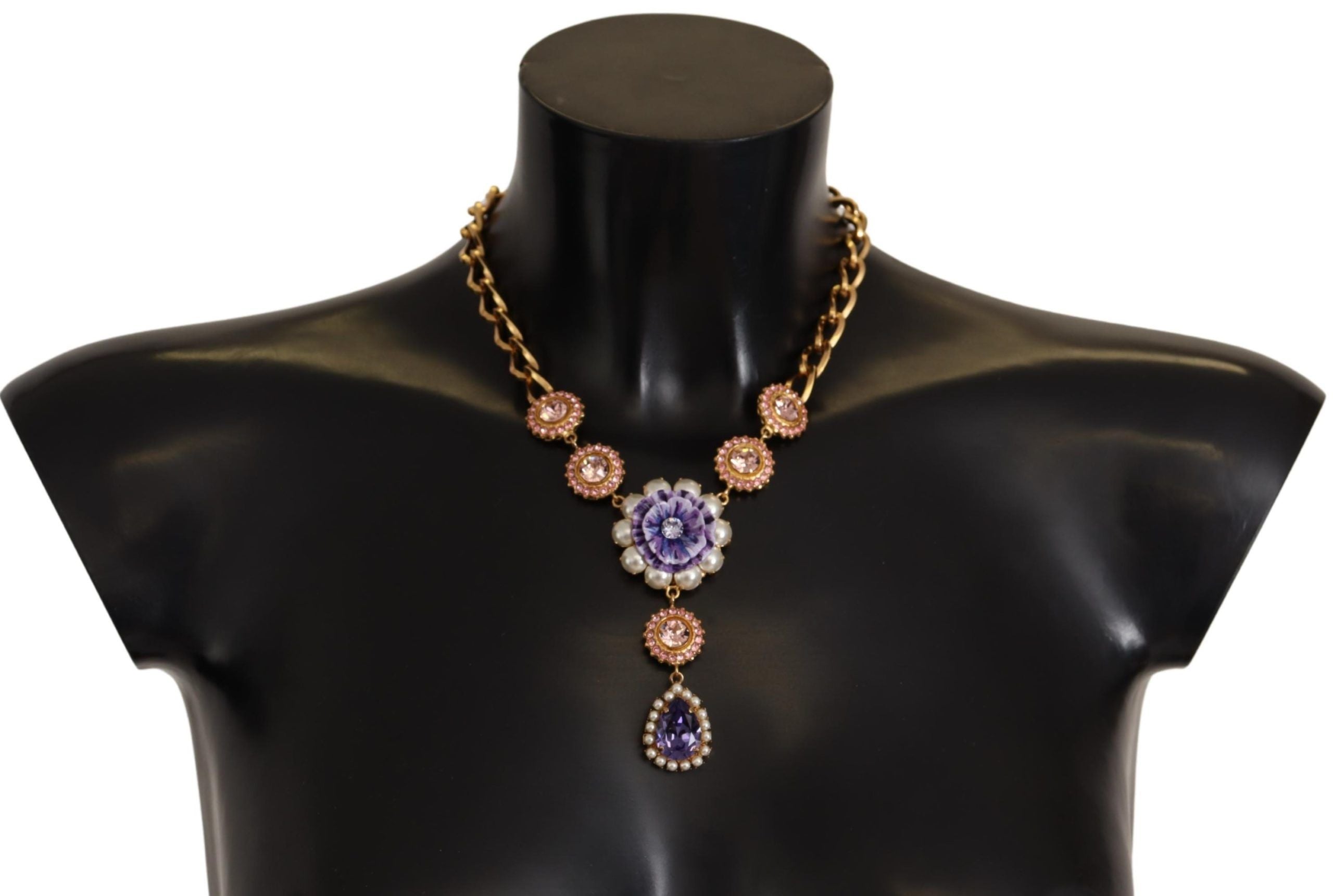 Halsband med hängen i guldmässing med kristaller och lila rosa pärlor