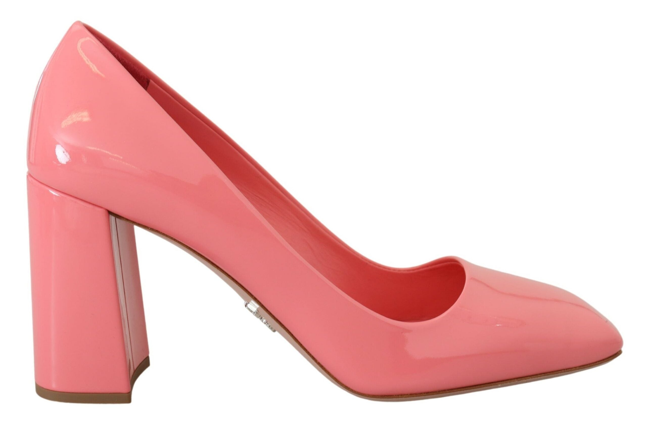 Rosa klassiska pumps i lackläder med blockklack