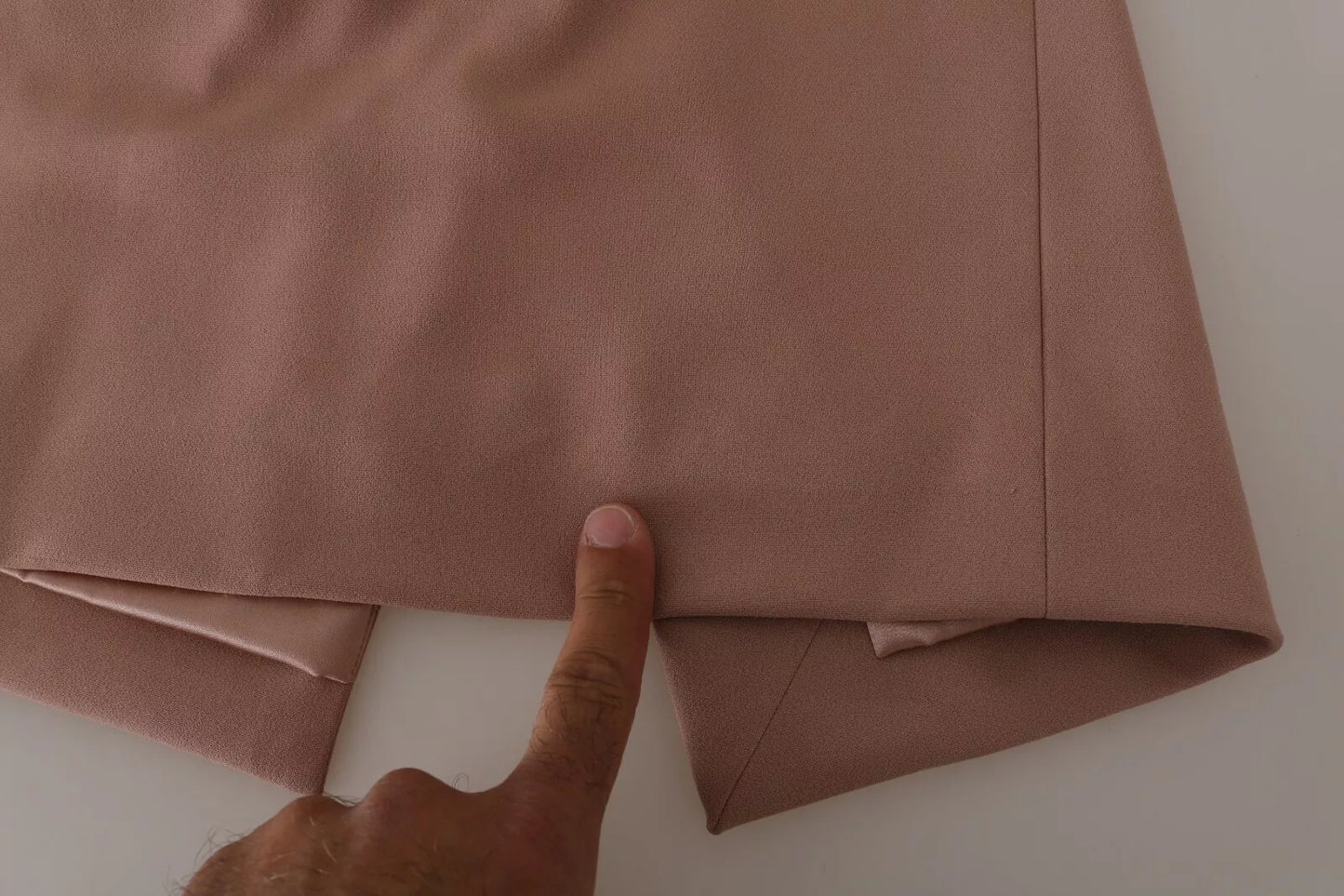 Dolce & Gabbana Dammig Rosa Midiklänning med Slidmönster och Kristallknappar