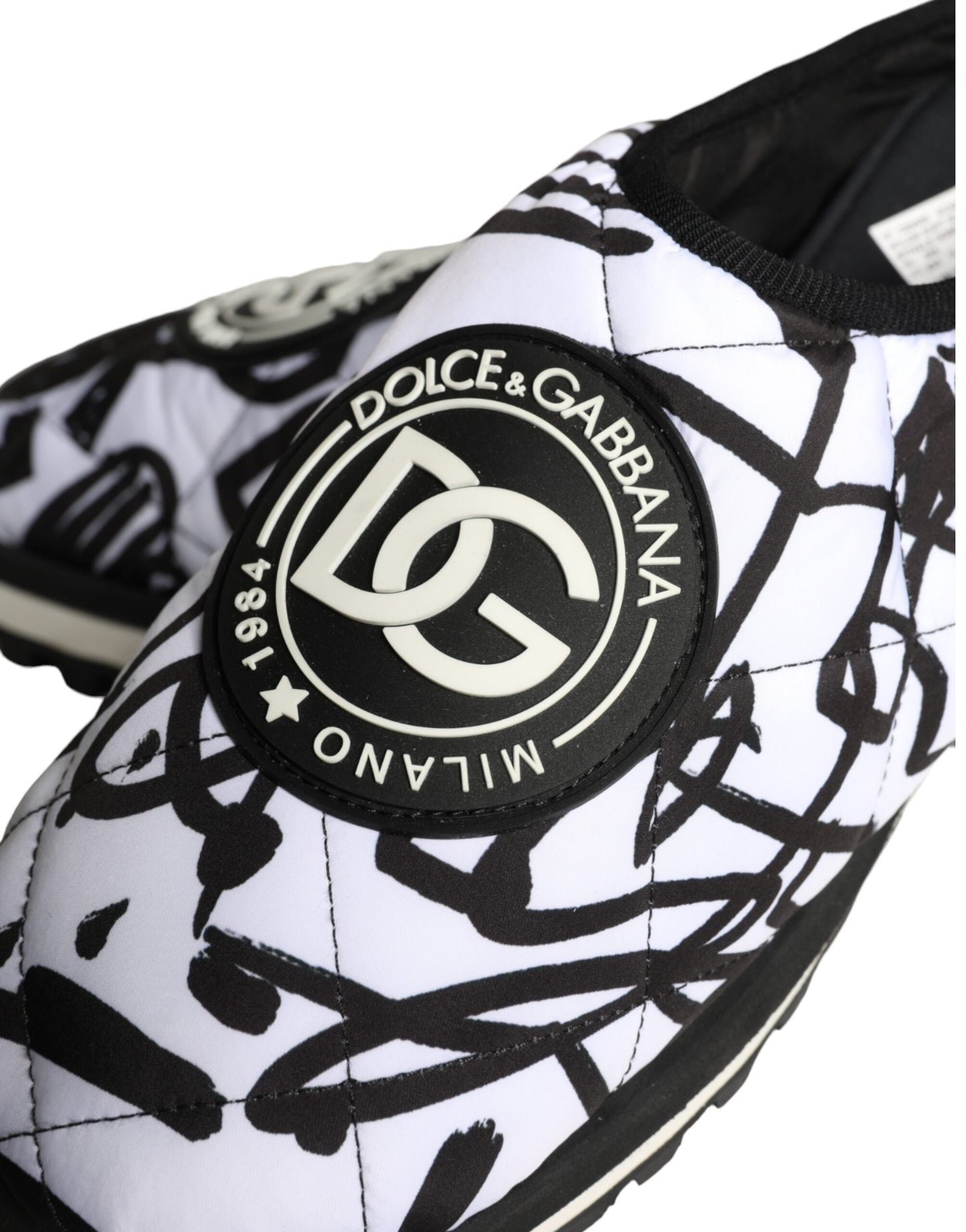 Dolce & Gabbana Svarta Vita Quiltade Logotyp Sandaler Tofflor Skor