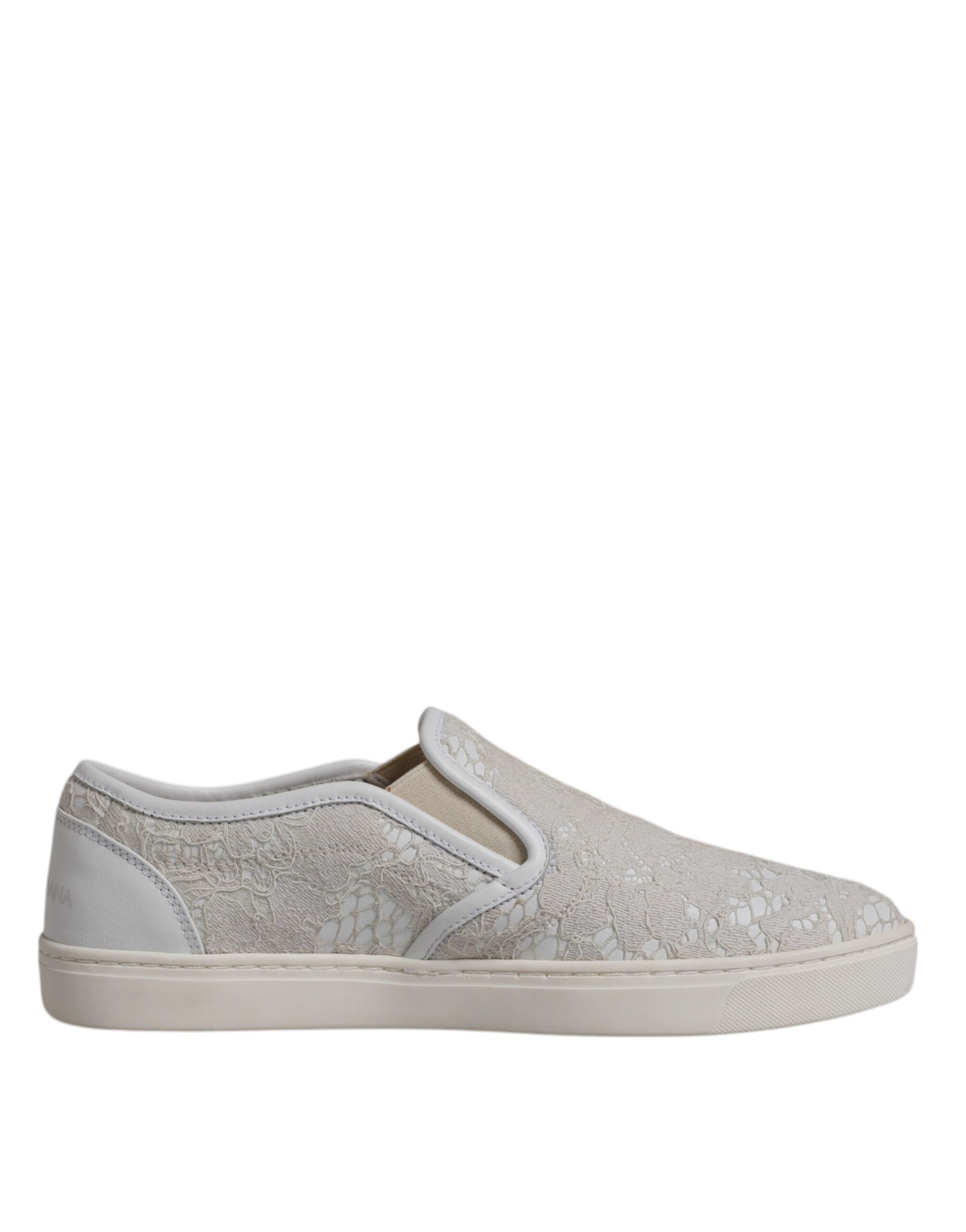 Vita blommiga spetsiga slip-on loafers