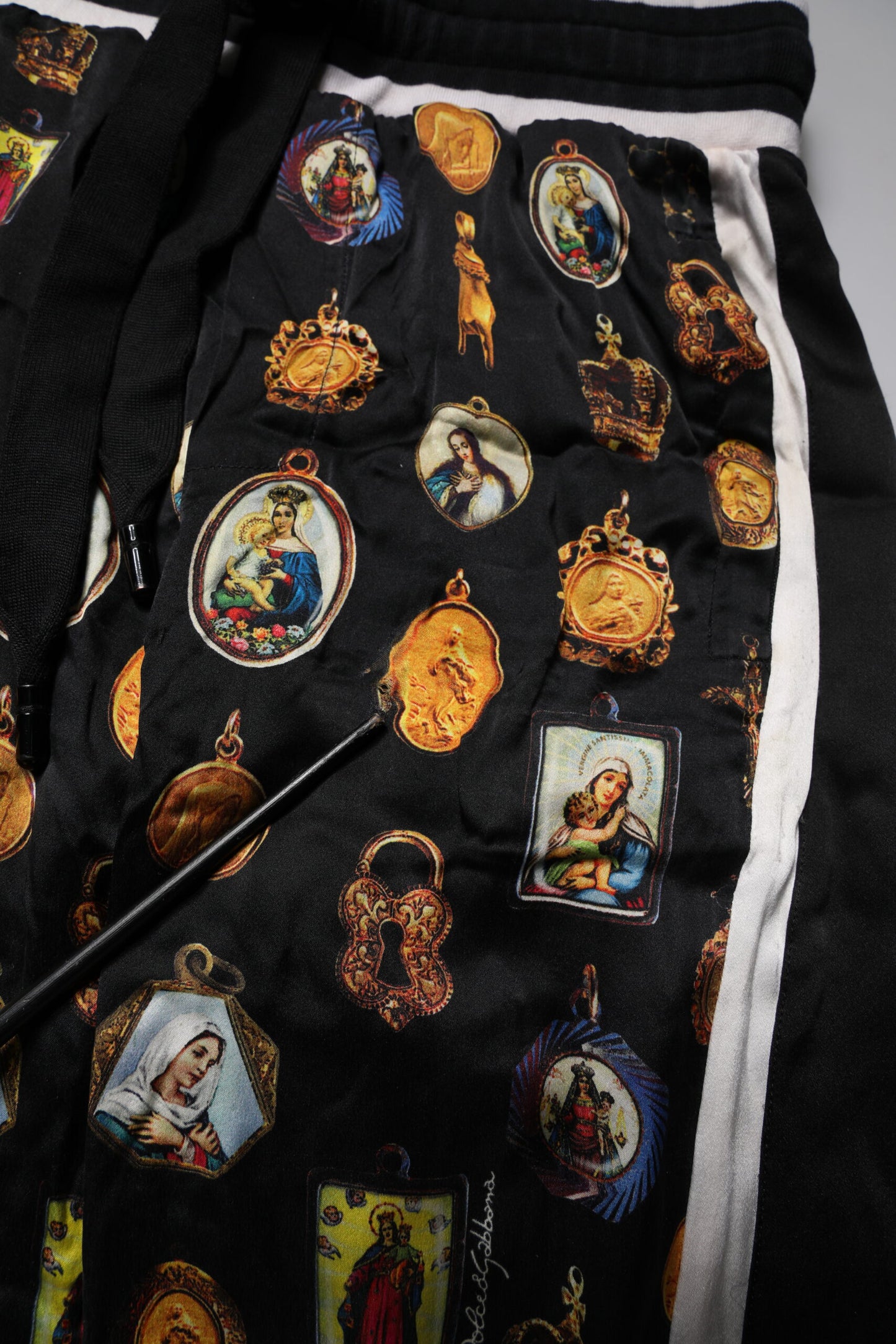Dolce & Gabbana Svarta Joggingbyxor i Siden med Religiöst Tryck