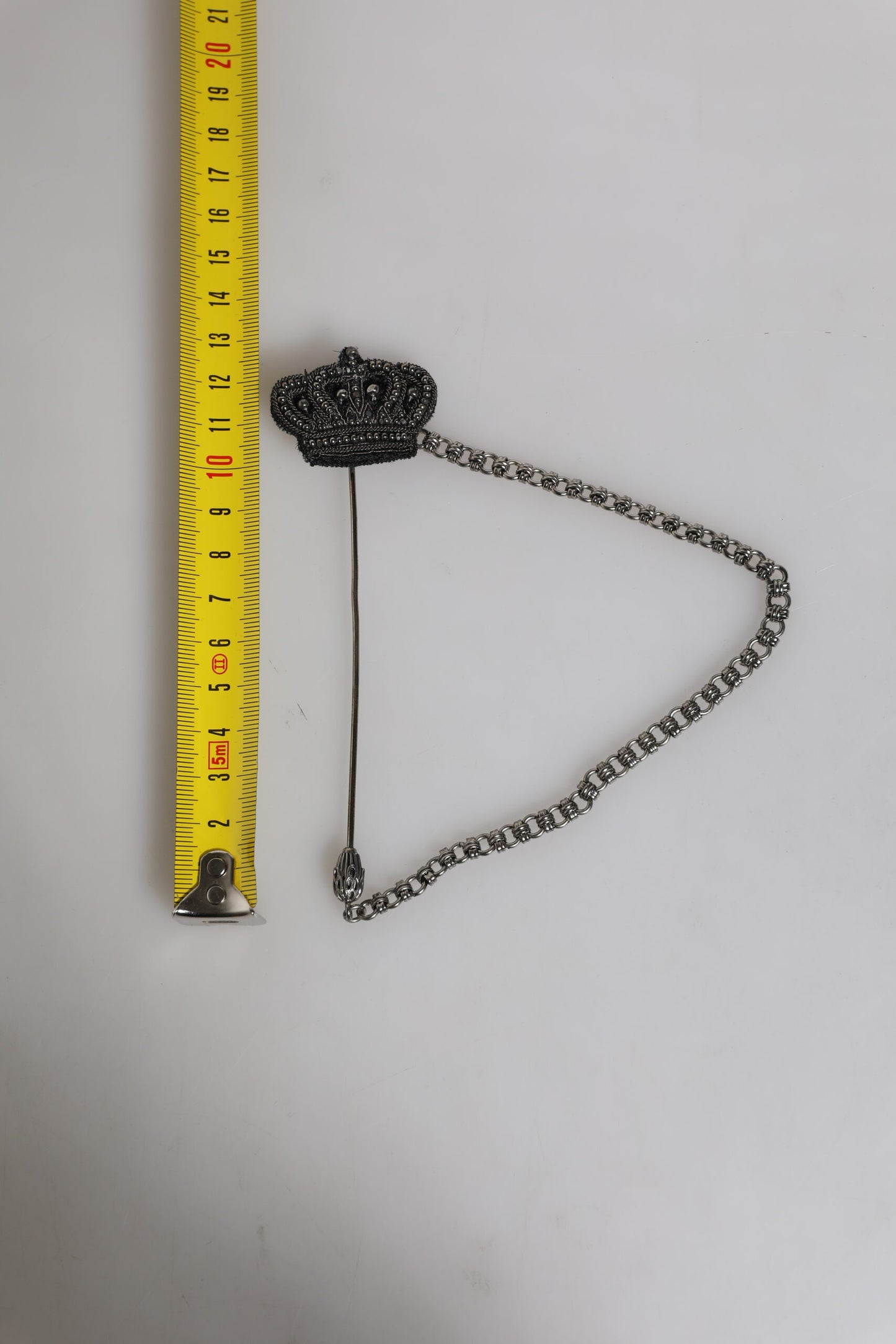 Dolce & Gabbana Silverfärgad Mässingskronakedja Dambrosch Kavajnål