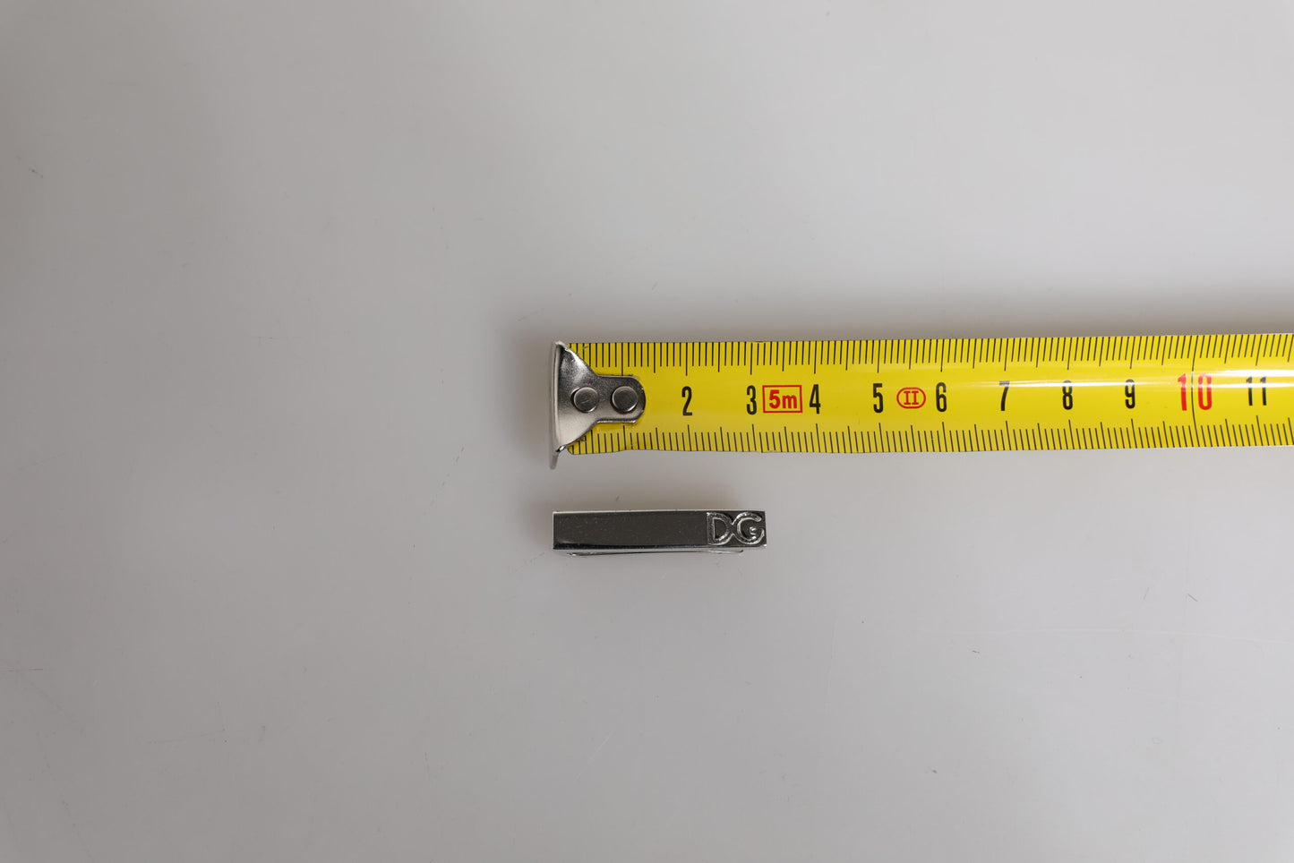 Dolce & Gabbana slipsklämma i silverfärgad mässing med logotyp och märke