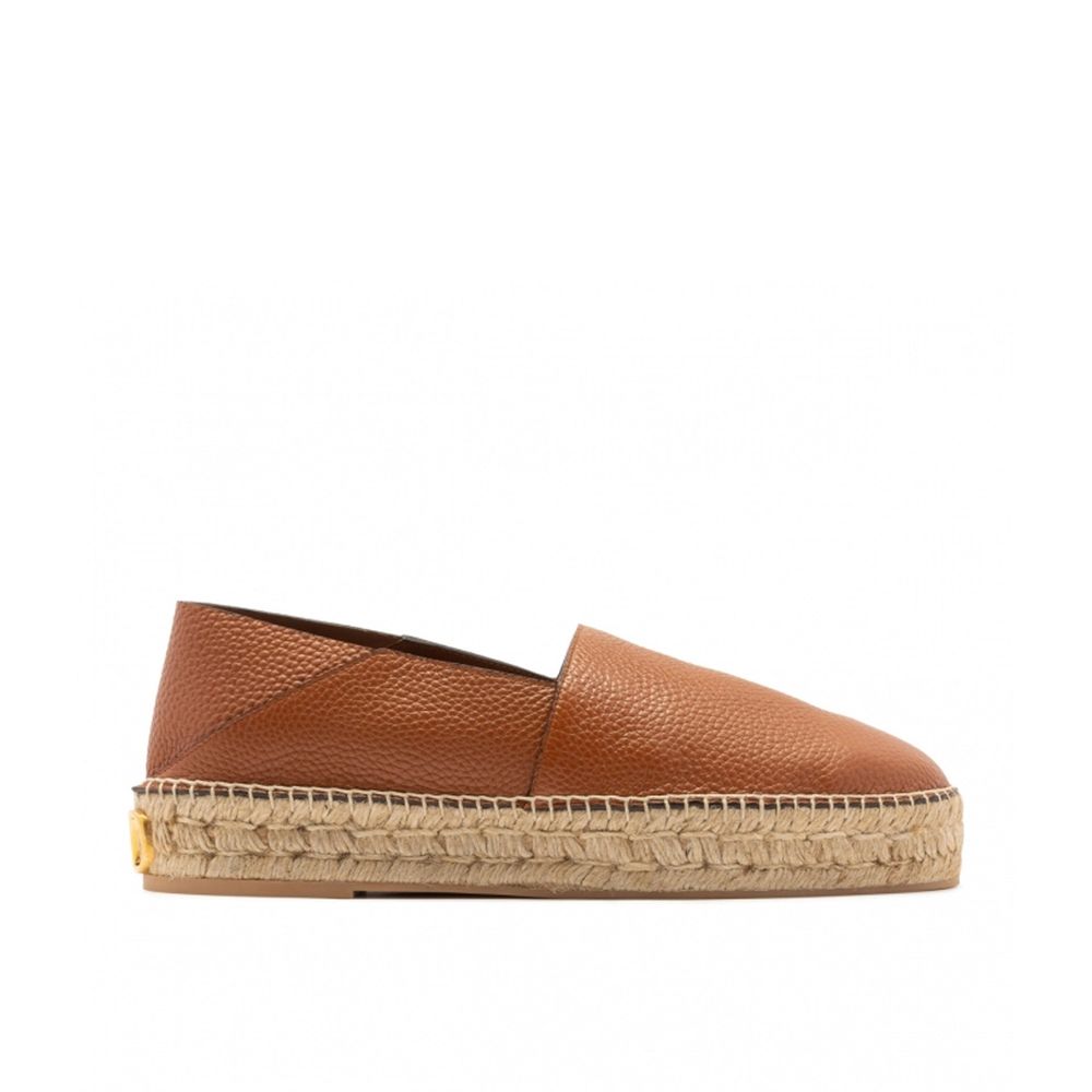 Espadriller i läder med logotyp och plakett