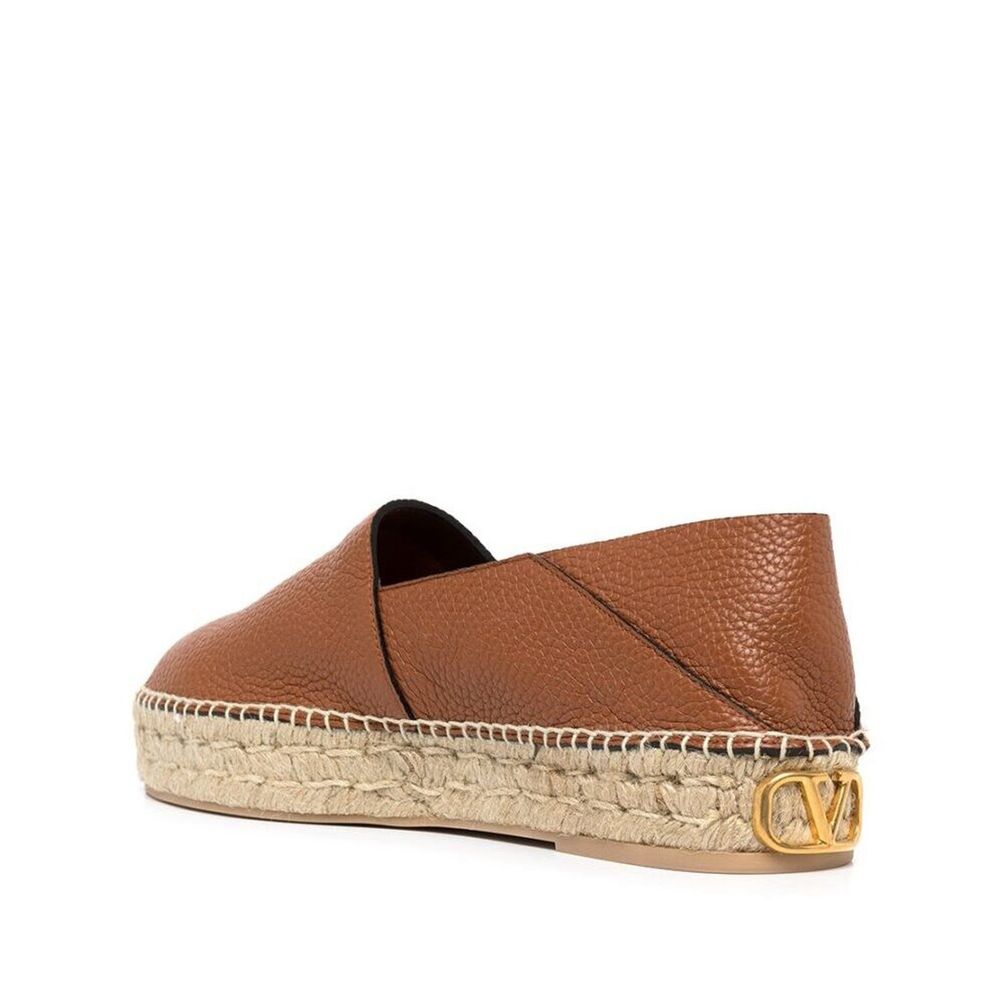 Espadriller i läder med logotyp och plakett