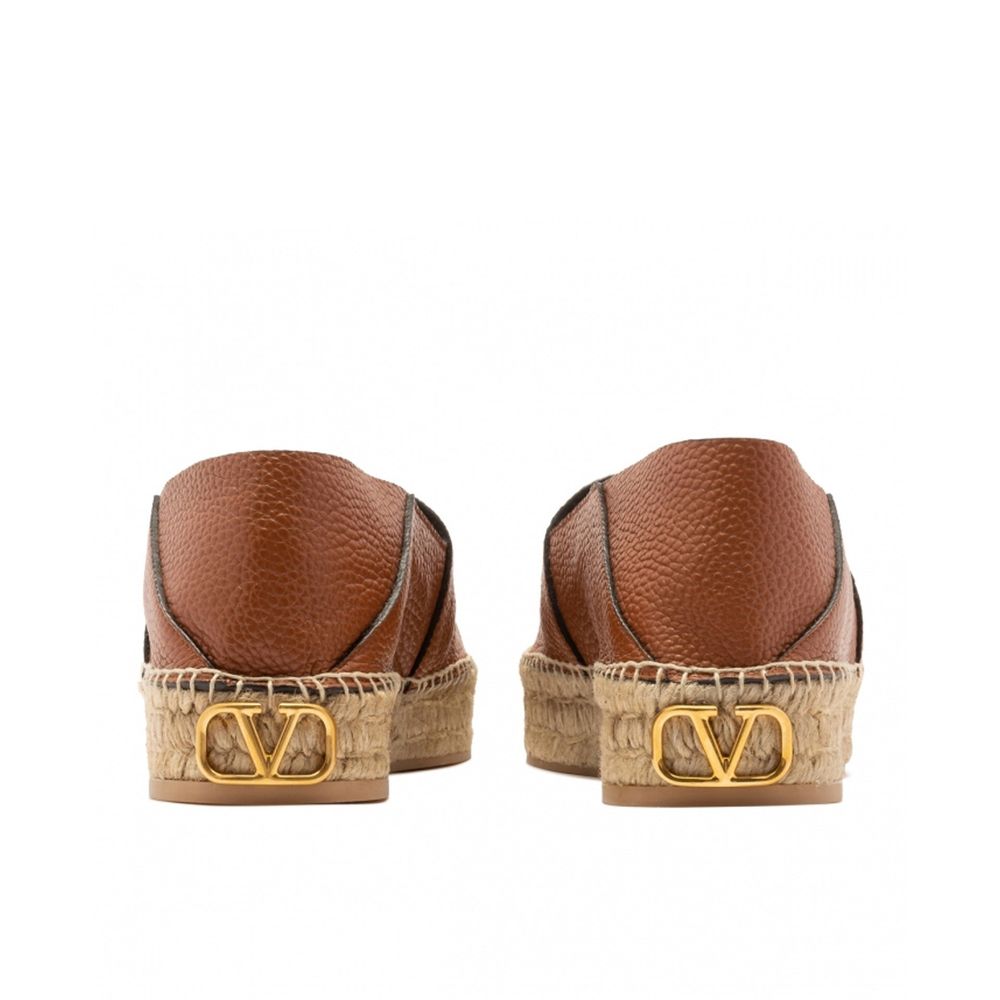 Espadriller i läder med logotyp och plakett