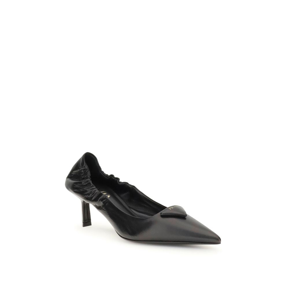 Prada pumps i läder med logotyp