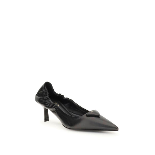 Prada pumps i läder med logotyp