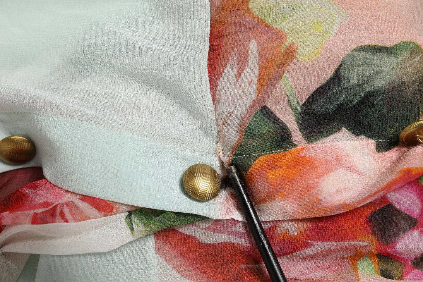 Dolce & Gabbana Flerfarget Blomsterlappetopp med Ascot-krage