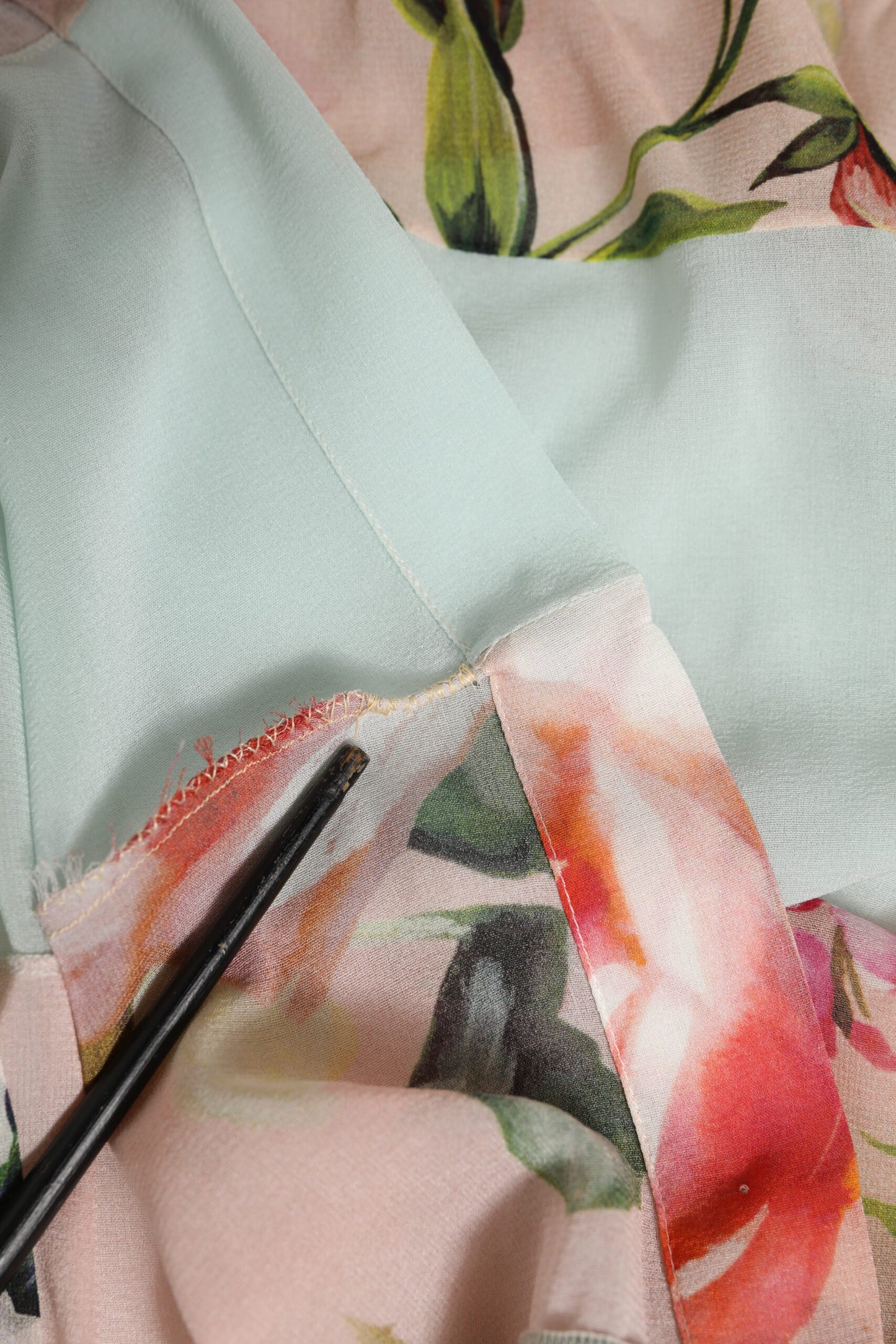 Dolce & Gabbana Flerfarget Blomsterlappetopp med Ascot-krage