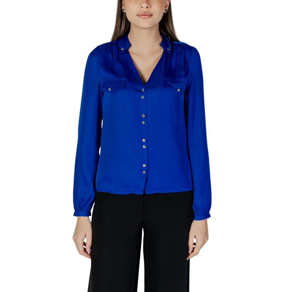 Blå bluse i resirkulert polyester