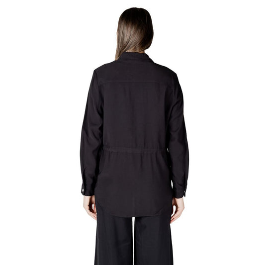 Only svart viskosblus