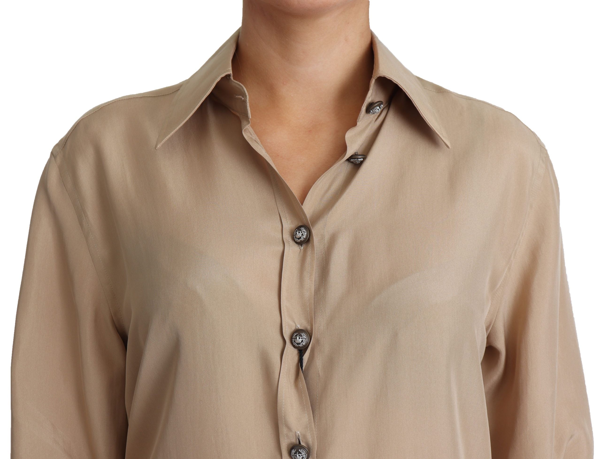 Beige sidenskjorta med dekorativa knappar