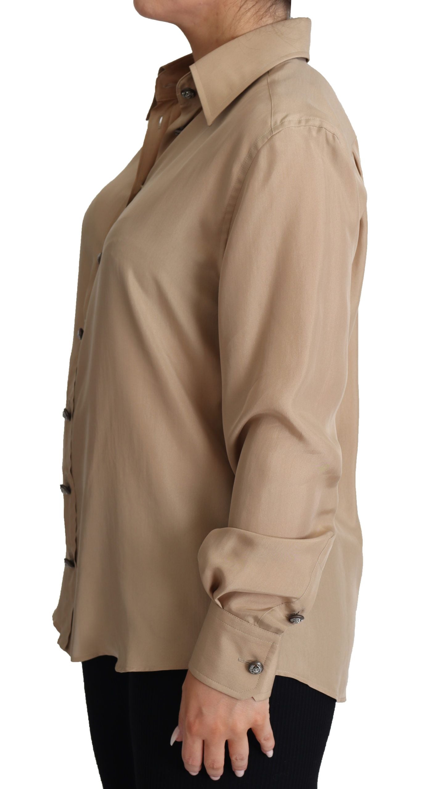 Beige sidenskjorta med dekorativa knappar