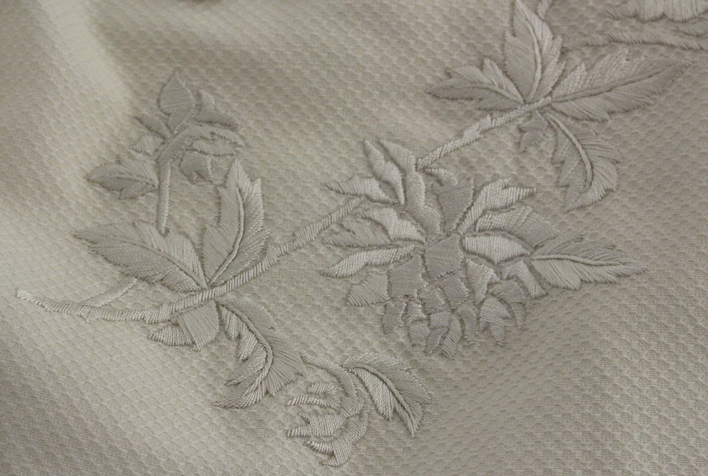 Vit kjol med blommig broderi i bomull