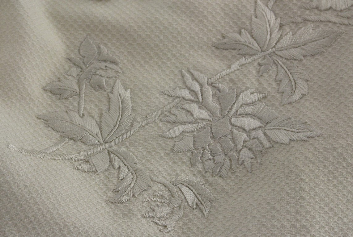 Vit kjol med blommig broderi i bomull