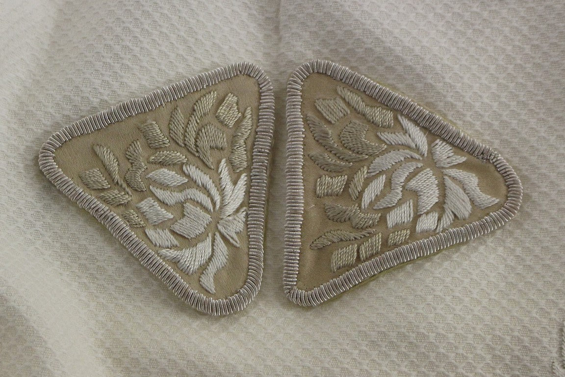 Vit kjol med blommig broderi i bomull