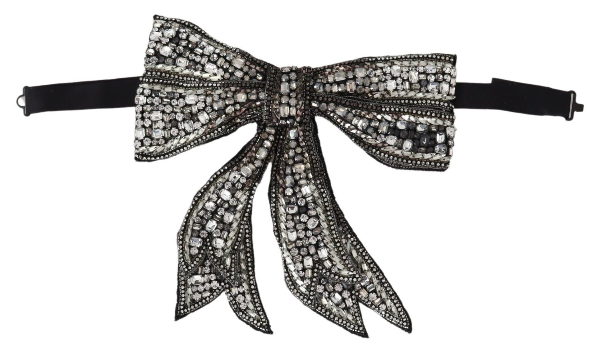 Halsband med silverfärgad kristallpärlor och paljetter på catwalken