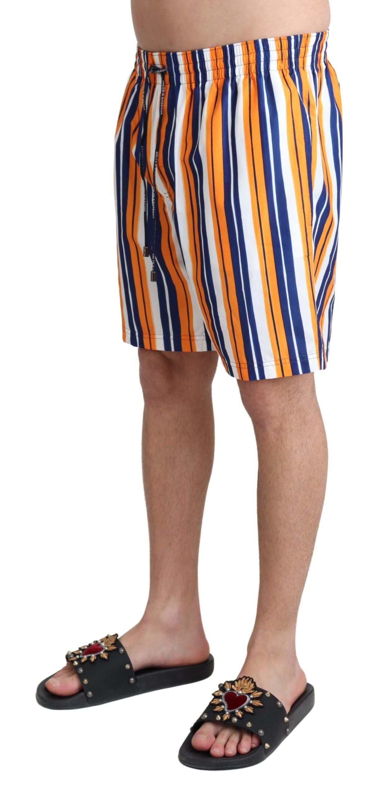 Flerfärgade randiga badshorts med baddräkt