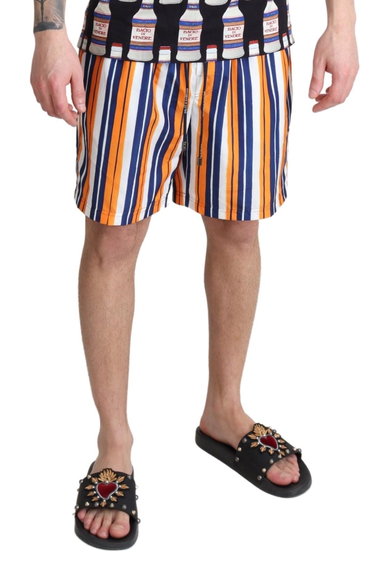 Flerfärgade randiga badshorts med baddräkt