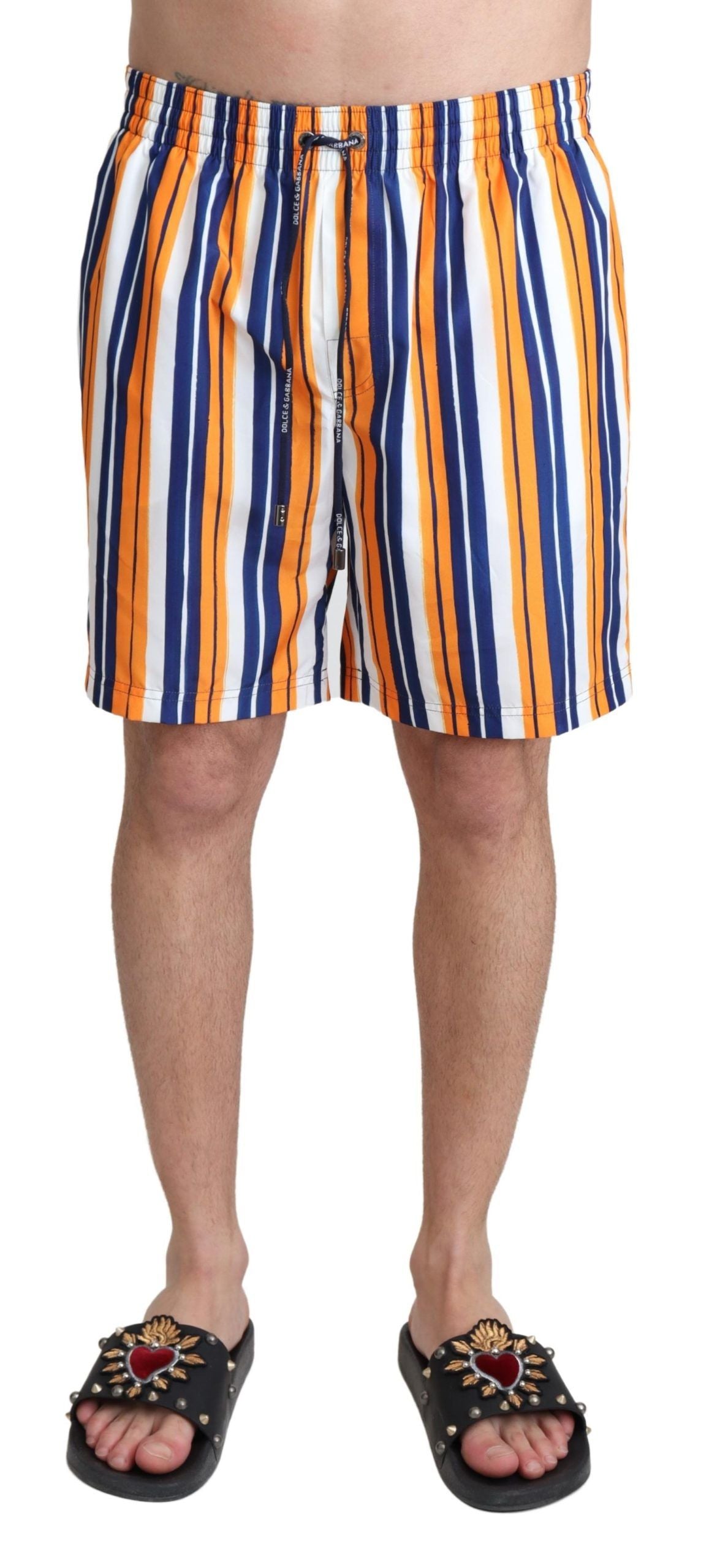 Flerfärgade randiga badshorts med baddräkt