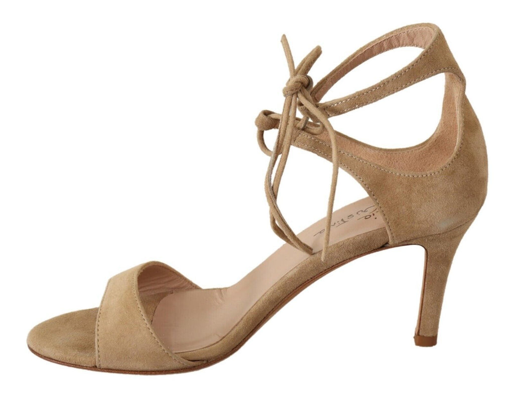 Beige pumps i mocka och läder med ankelrem