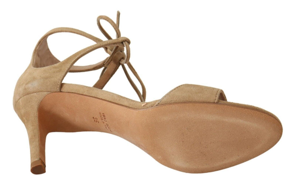 Beige pumps i mocka och läder med ankelrem
