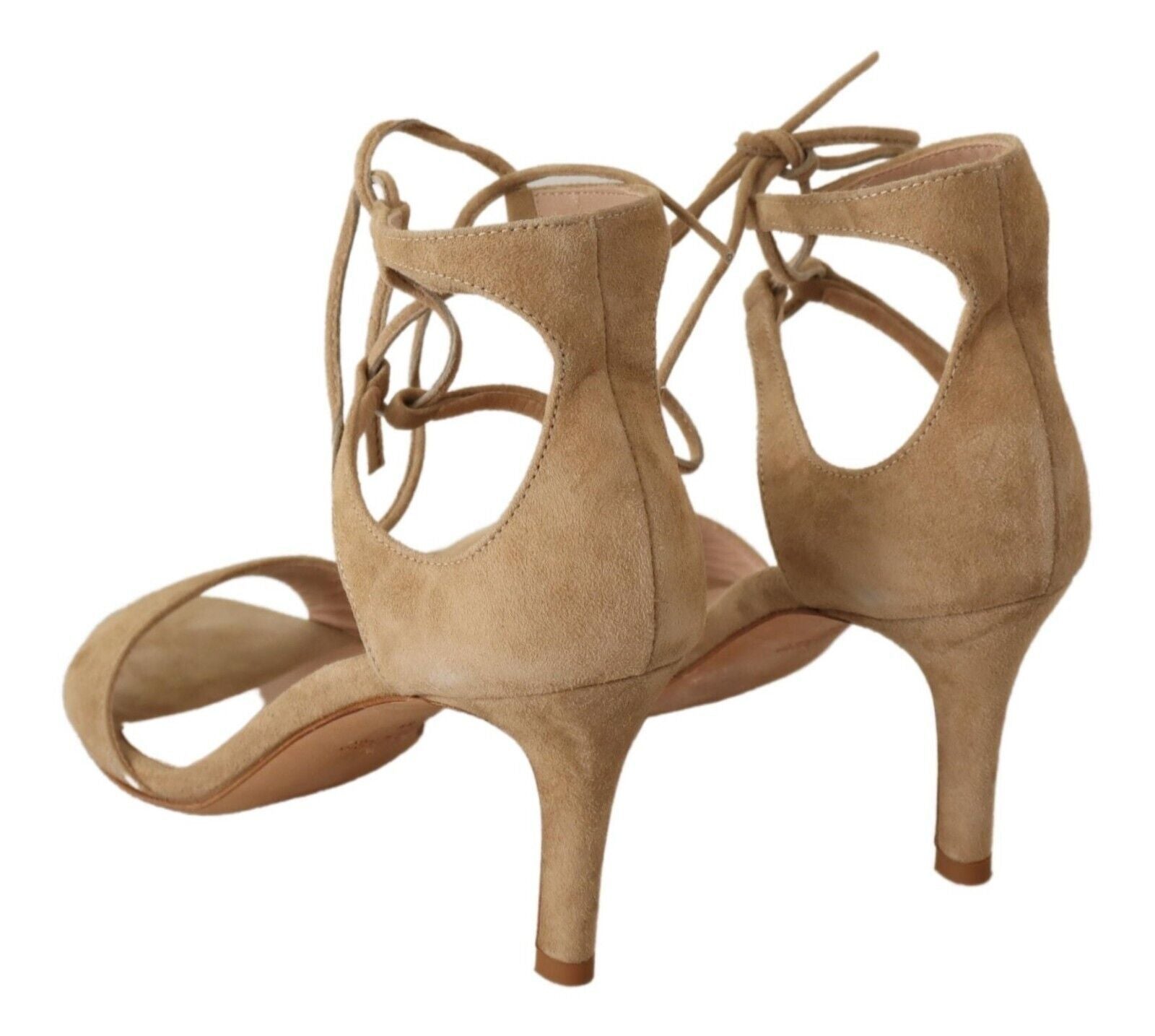Beige pumps i mocka och läder med ankelrem