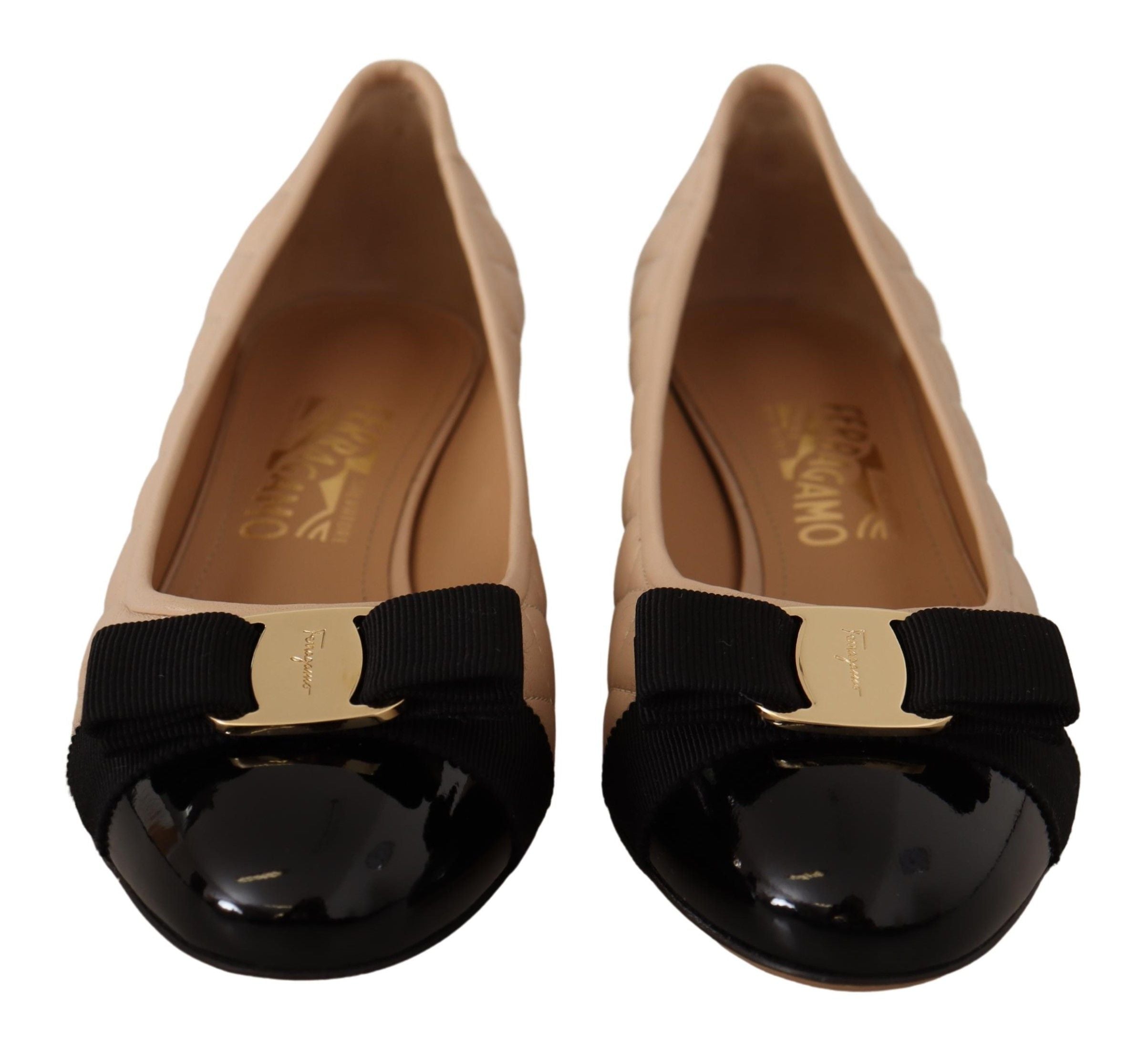 Eleganta quiltade läderpumps i beige och svart