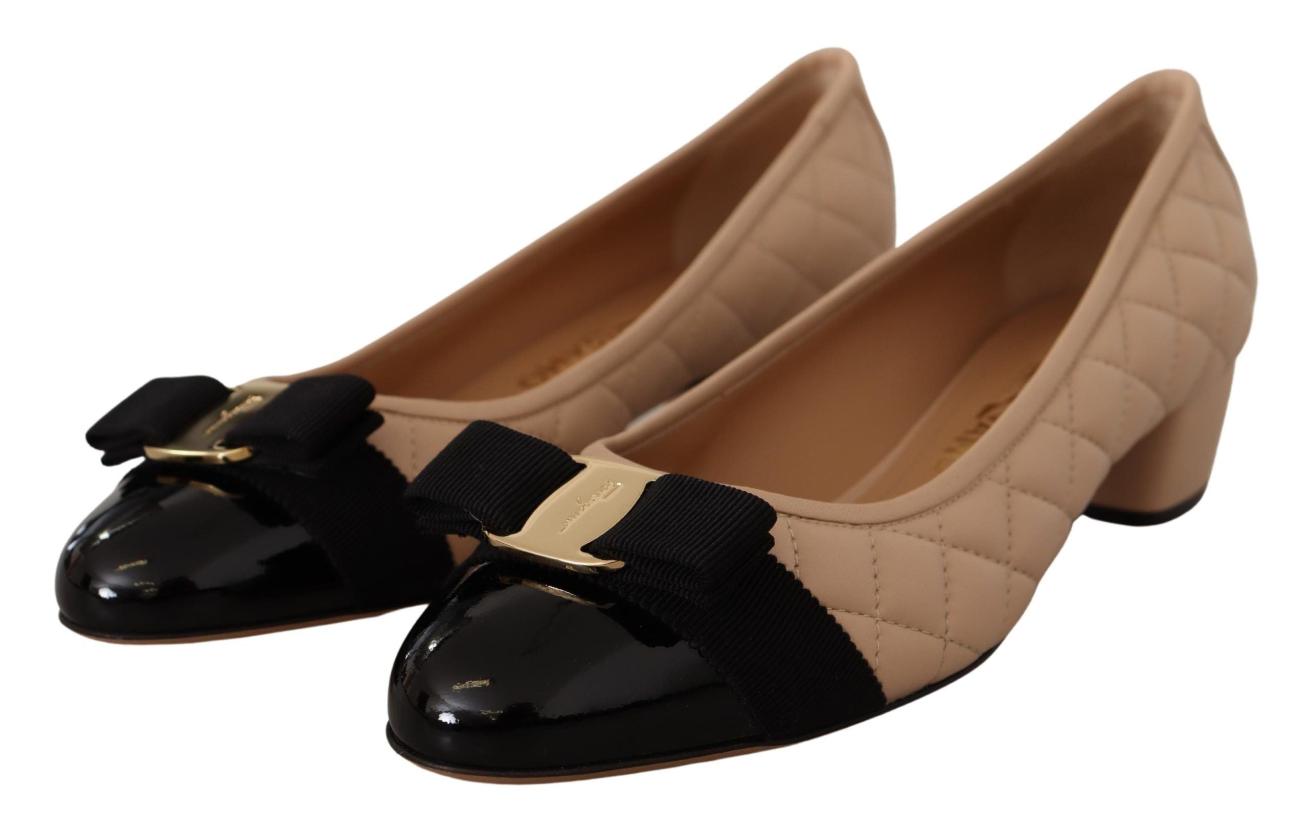Eleganta quiltade läderpumps i beige och svart