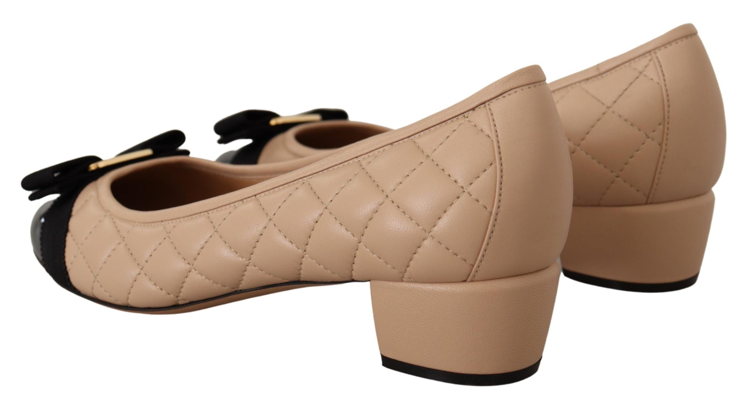 Eleganta quiltade läderpumps i beige och svart
