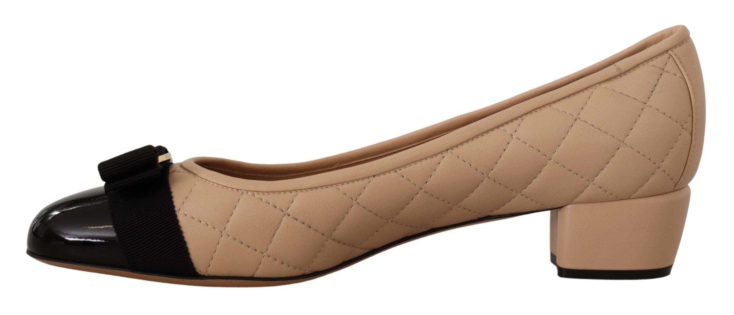 Eleganta quiltade läderpumps i beige och svart