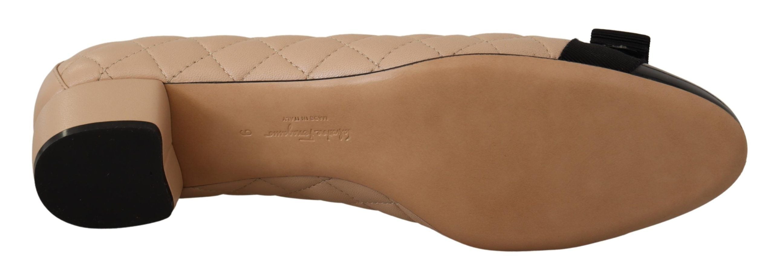 Eleganta quiltade läderpumps i beige och svart