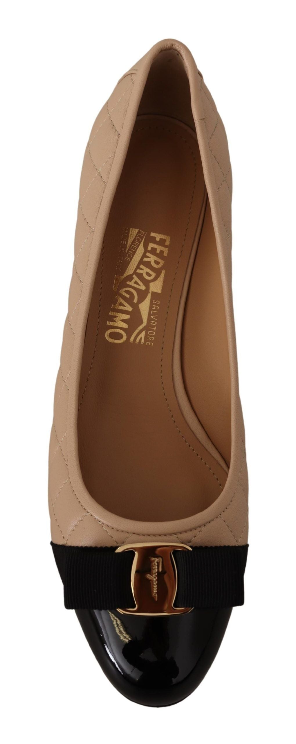 Eleganta quiltade läderpumps i beige och svart