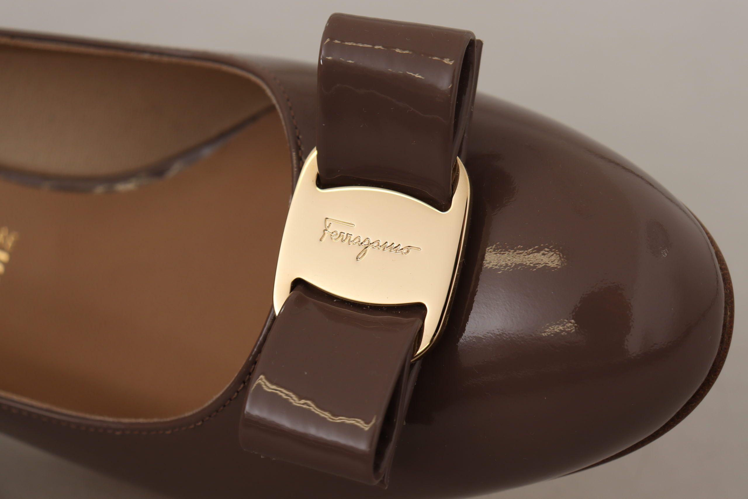 Eleganta Caraway Brown Pumps med Vara Rosett