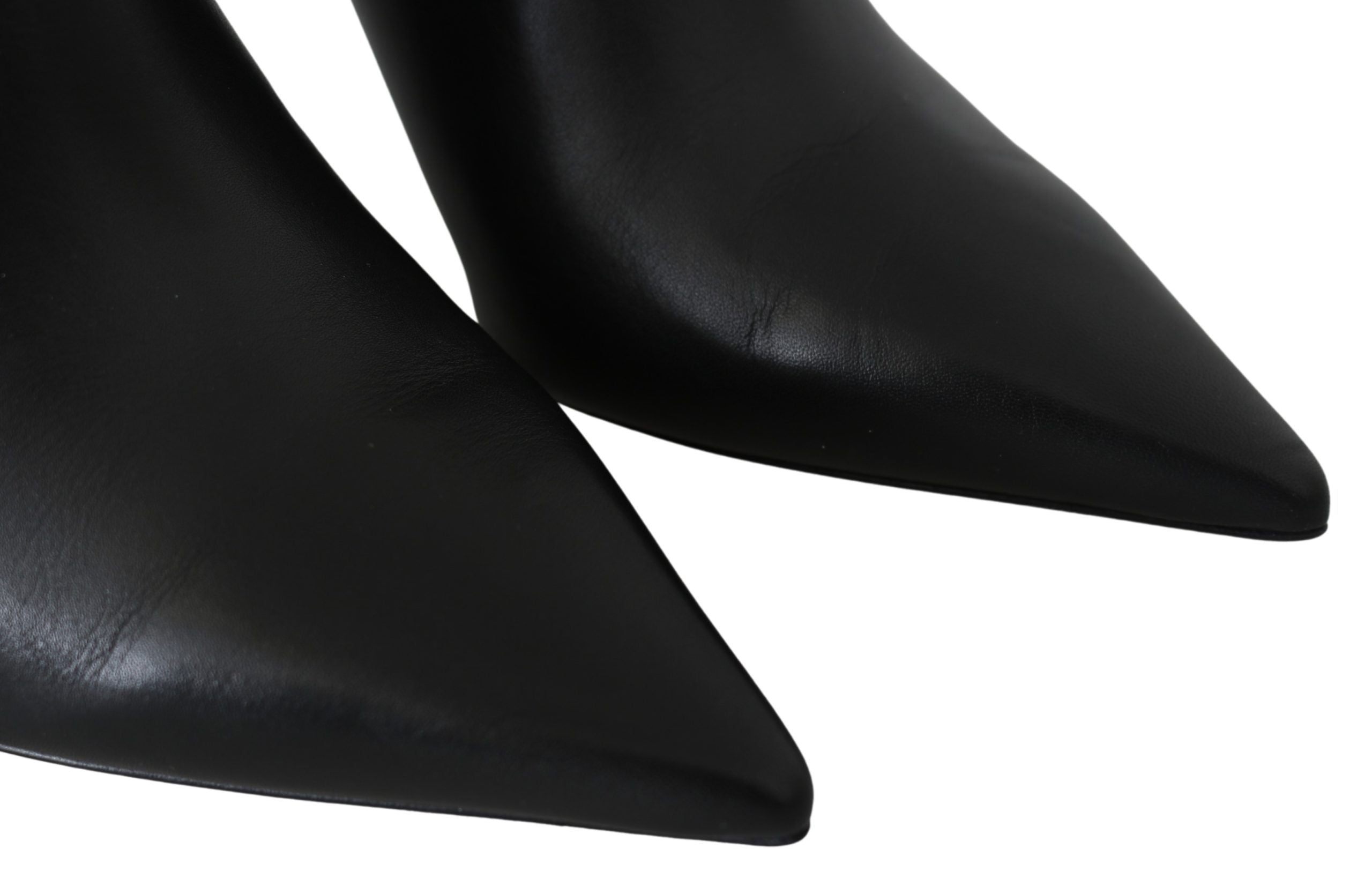Eleganta svarta guldfärgade läderpumps