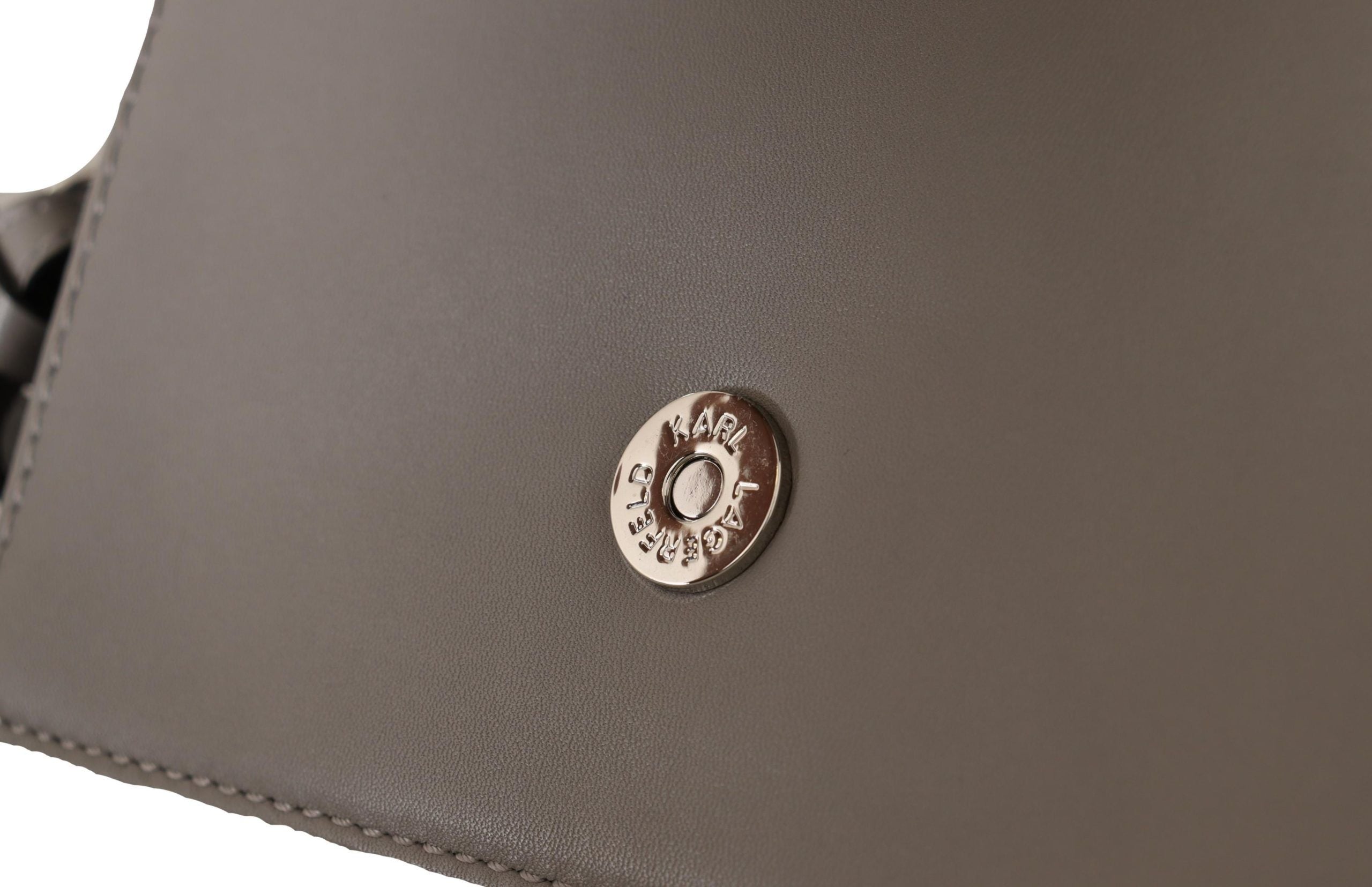 Elegant grå crossbody-veske i skinn