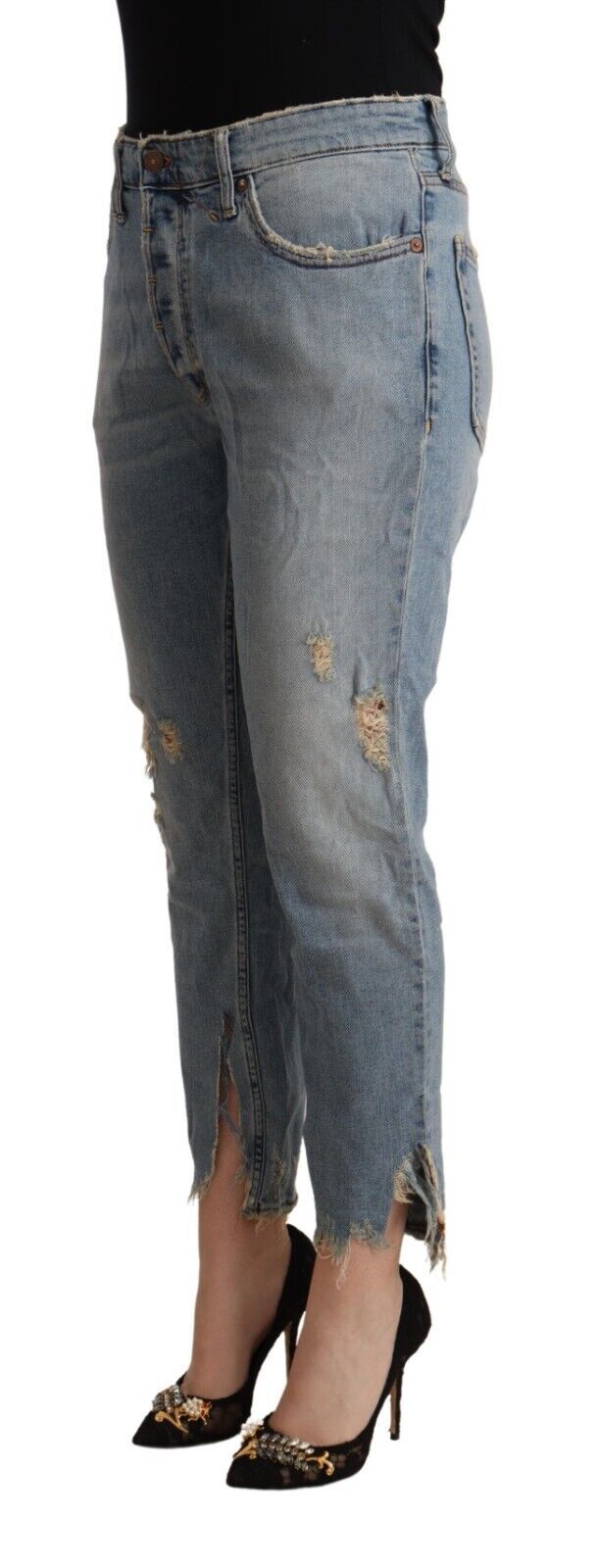 Ljusblå slitna jeans med medelhög midja och korta ben