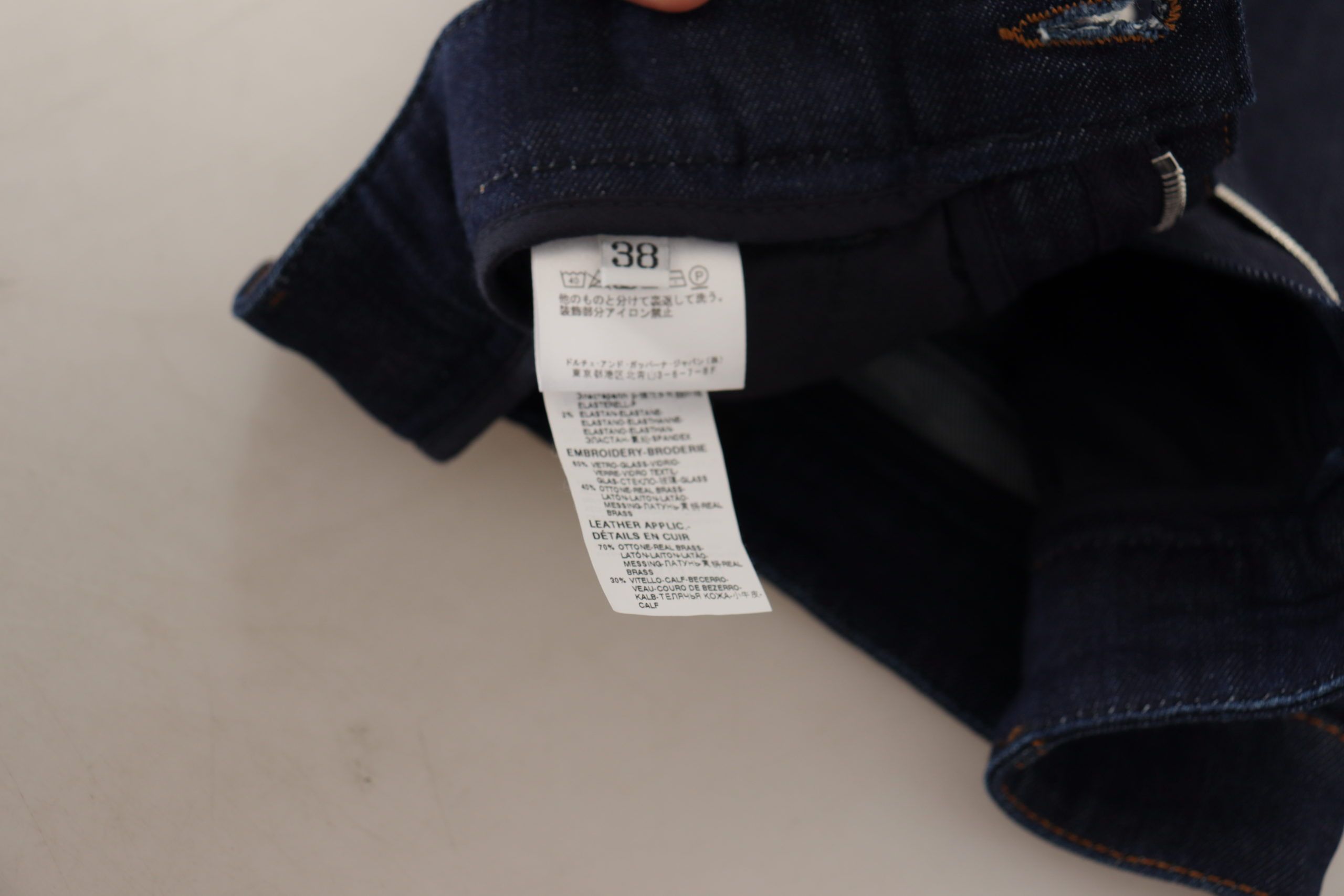 Blå denimshorts med stretch och kristaller