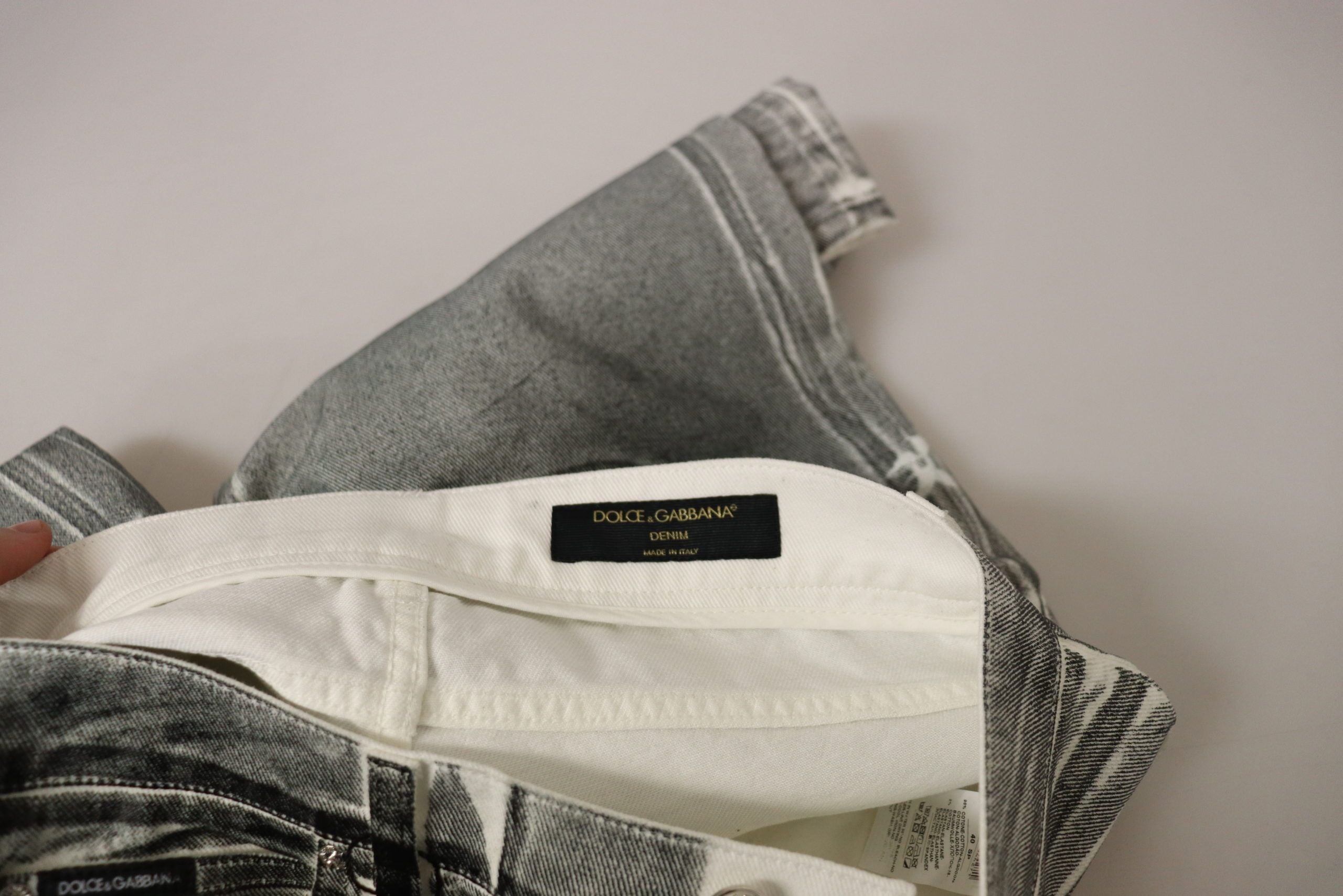 Grå tvättade högmidjade denimbyxor i bomull