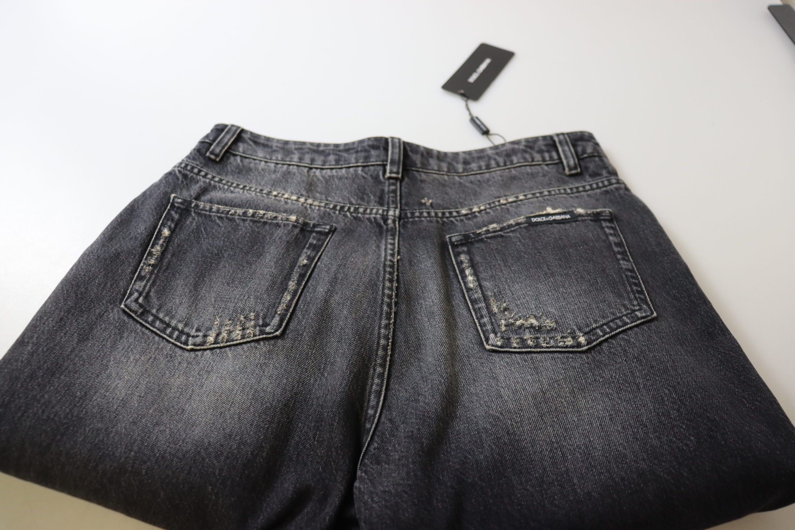 Svarta tvättade, slitna jeans med hög midja