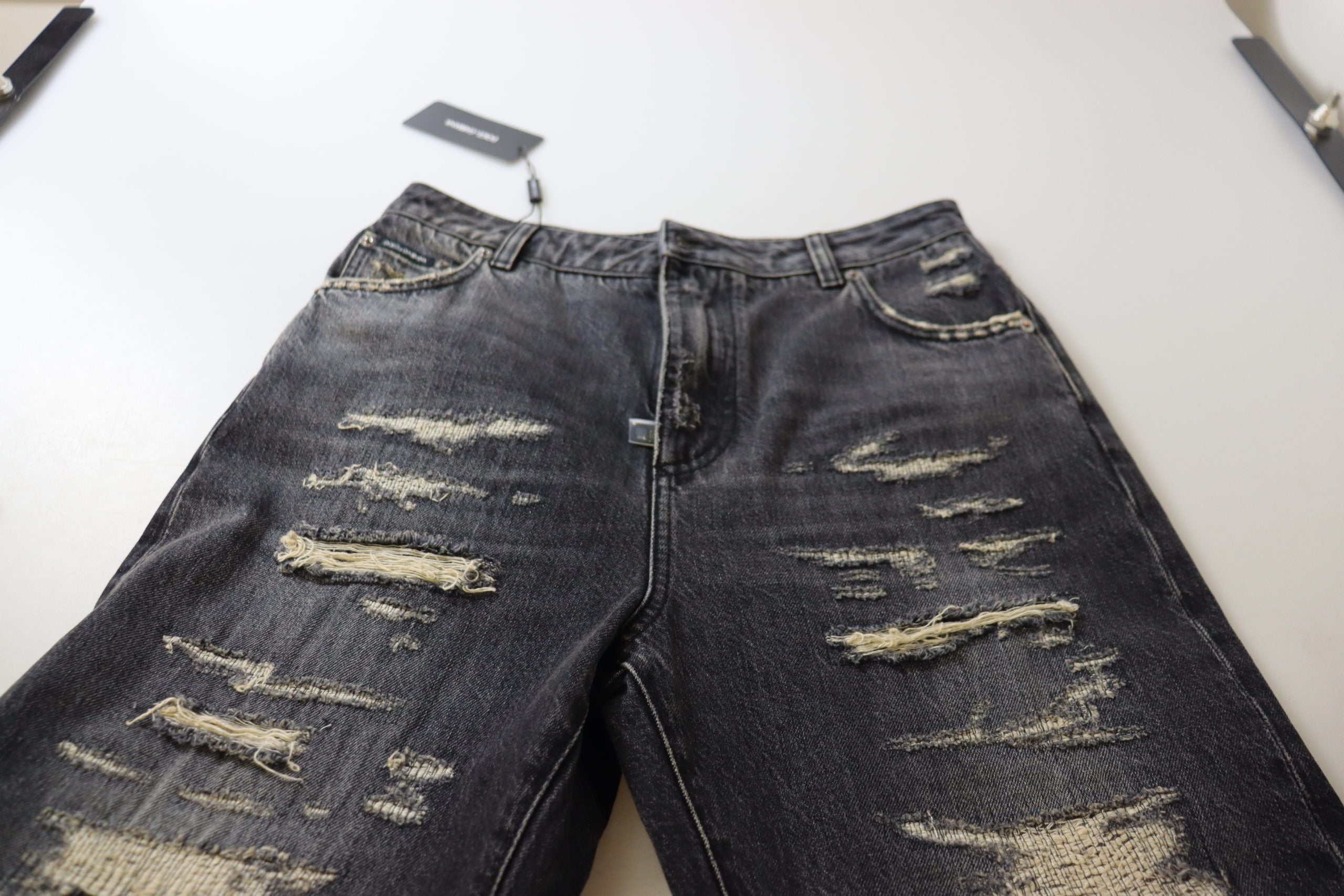 Svarta tvättade, slitna jeans med hög midja