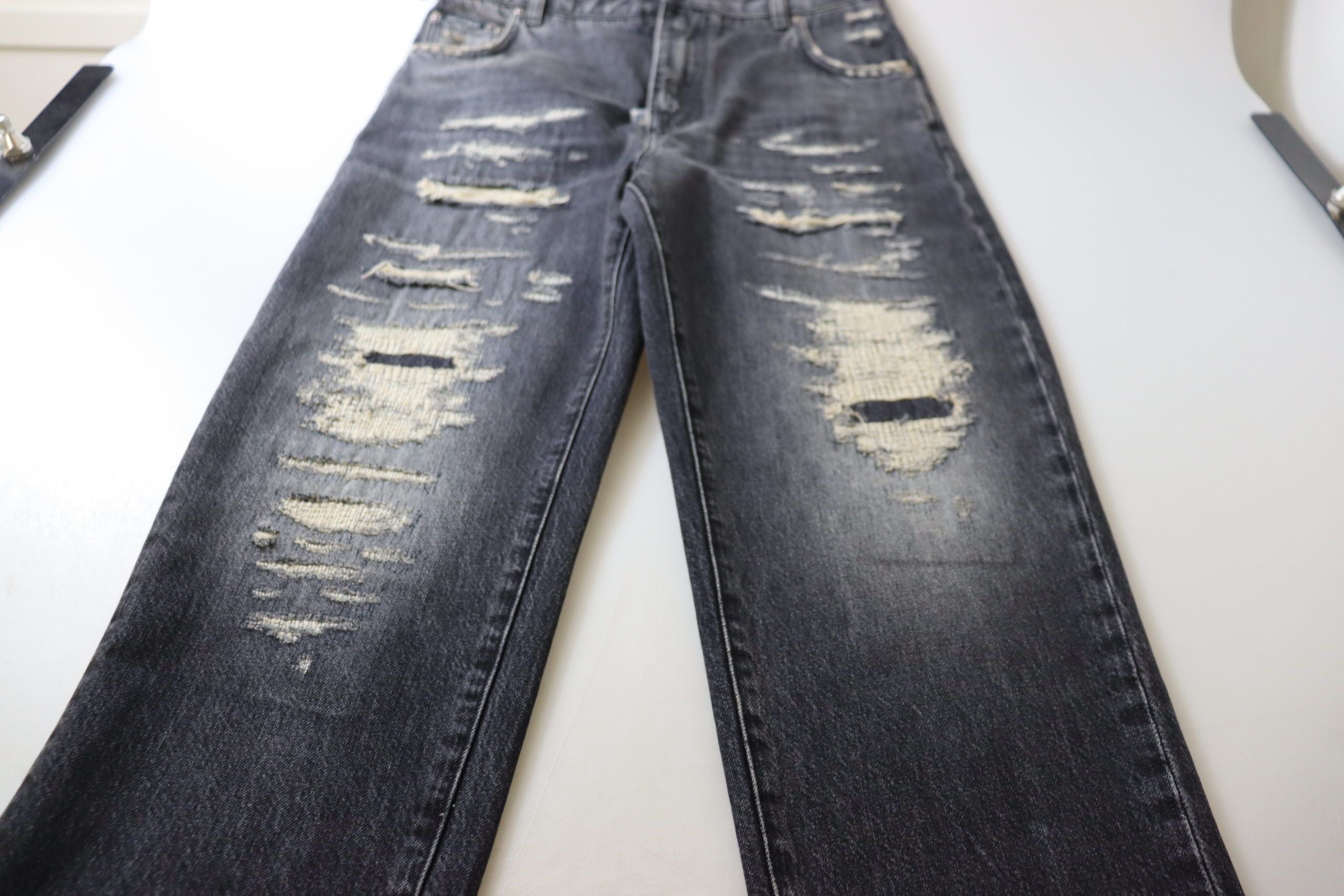 Svarta tvättade, slitna jeans med hög midja