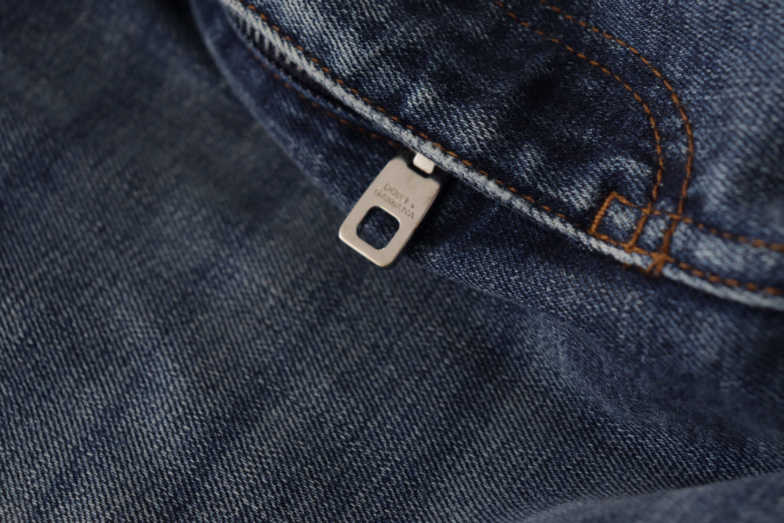 Blå denimbyxor med kristallutsmyckning och jeans