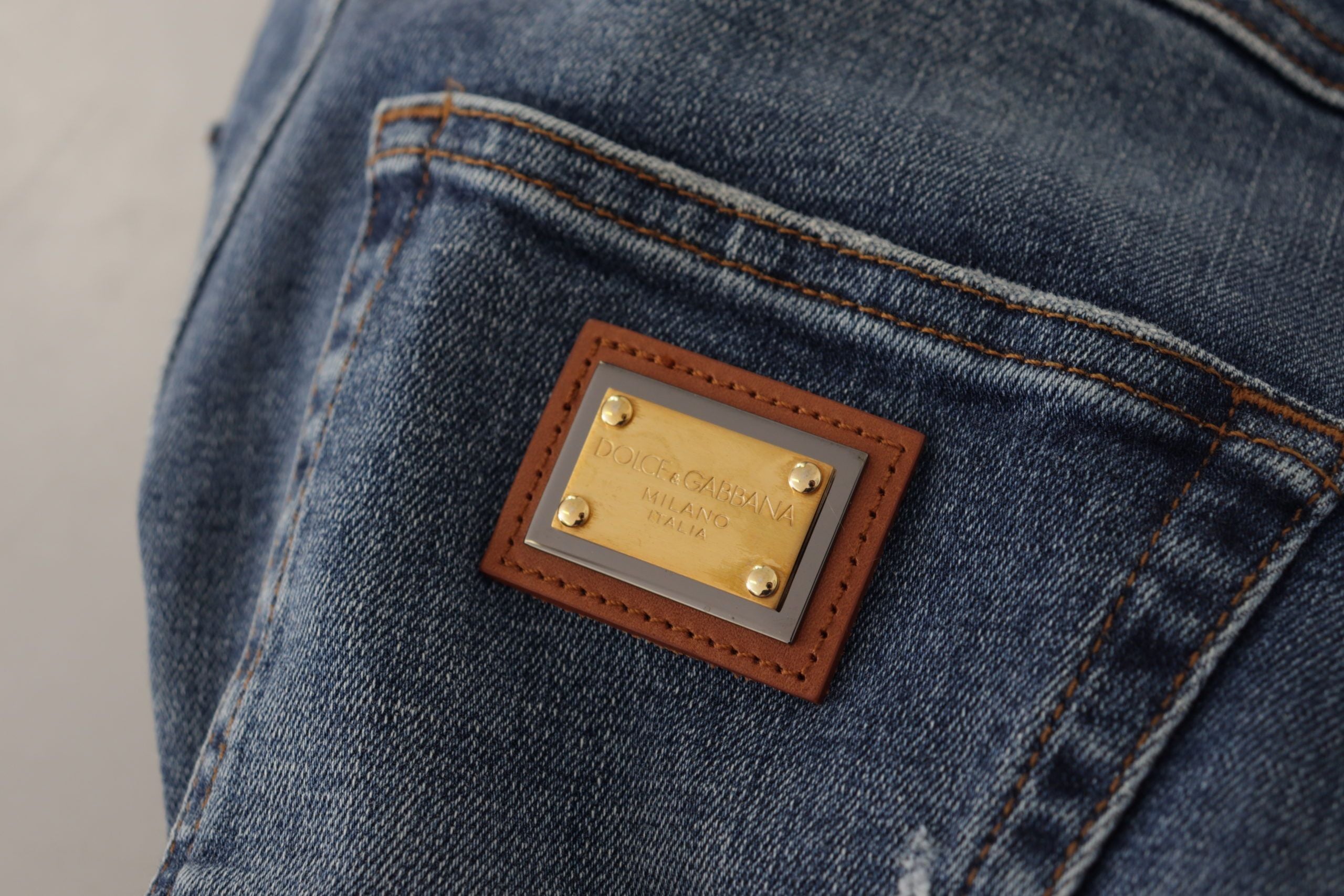 Blå denimbyxor med kristallutsmyckning och jeans