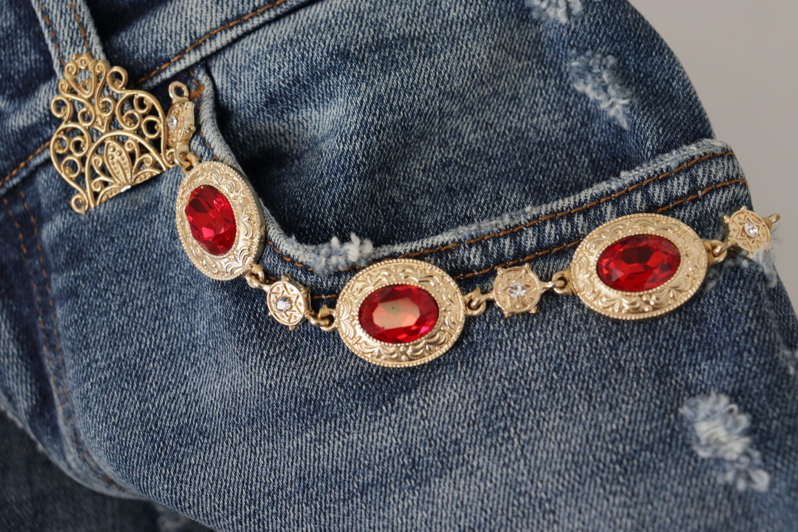 Blå denimbyxor med kristallutsmyckning och jeans