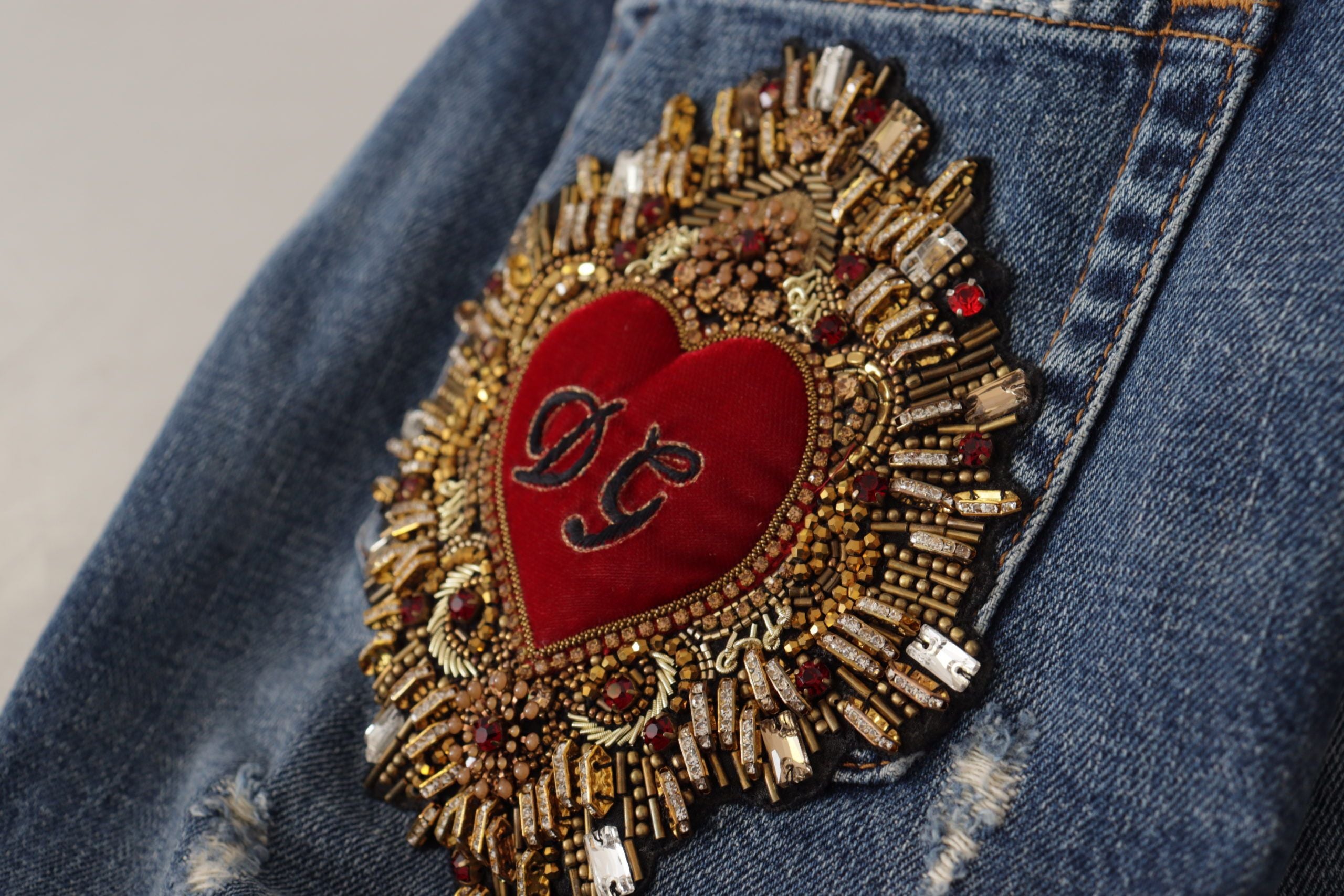 Blå denimbyxor med barockt hjärta och logotypmärke