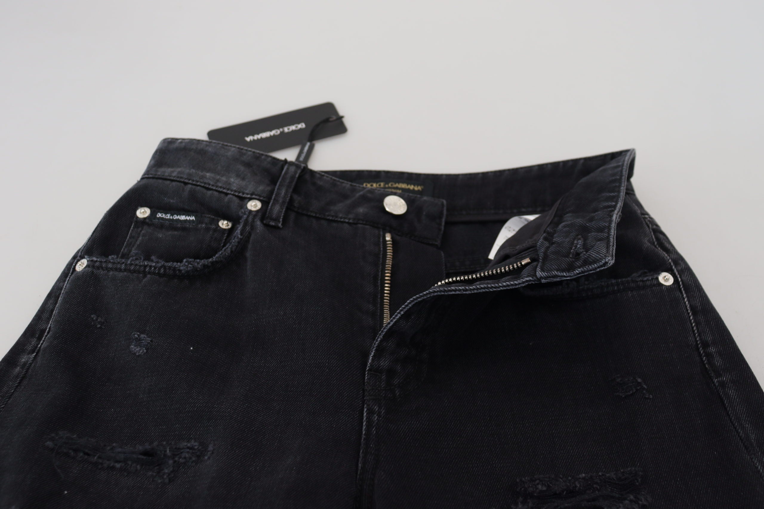 Svarta, slitna bomullsjeans med hög midja