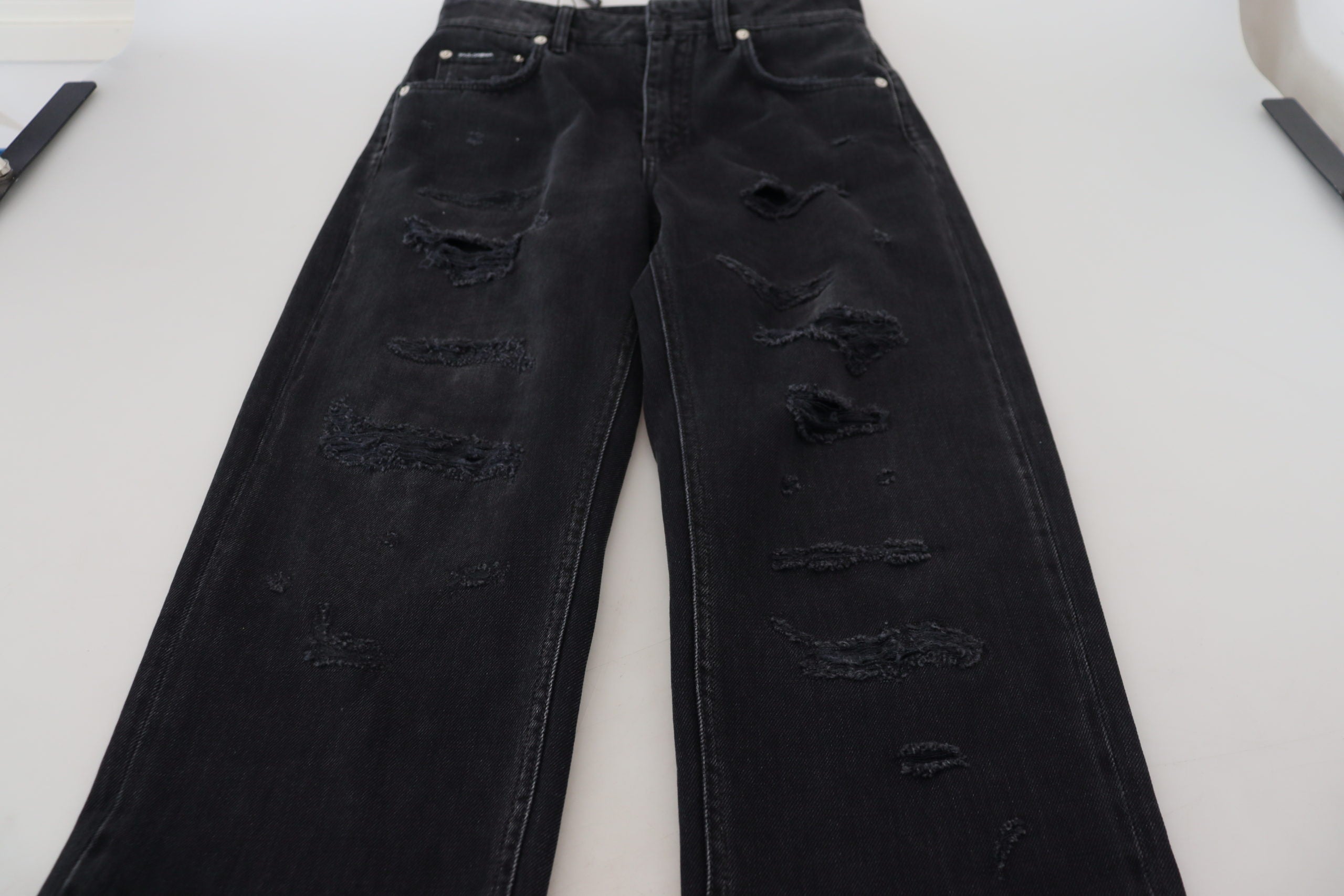 Svarta, slitna bomullsjeans med hög midja